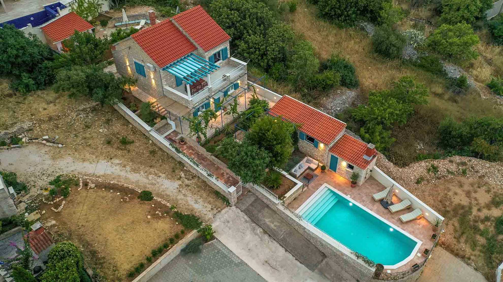 Charming villa with swimming pool in Sutivan