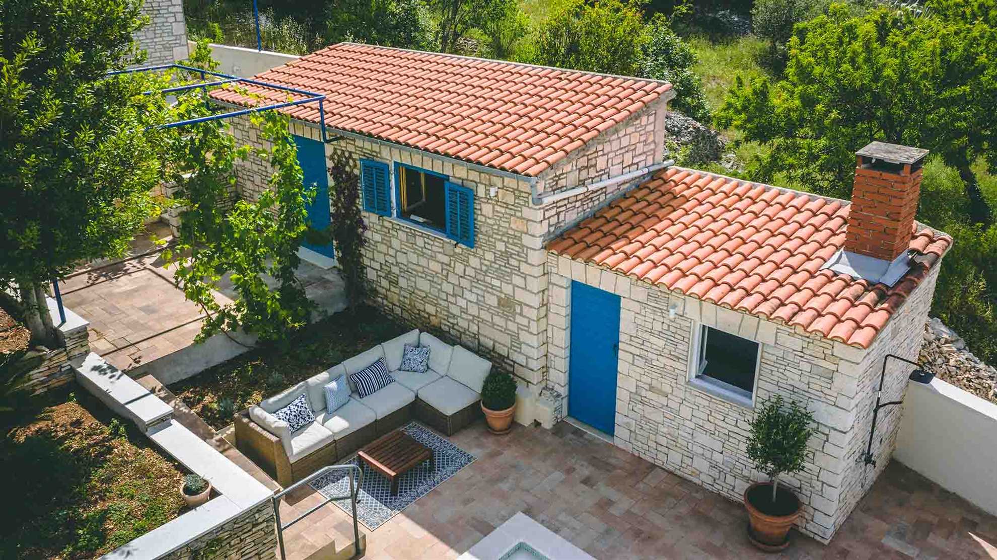 Charming villa with swimming pool in Sutivan