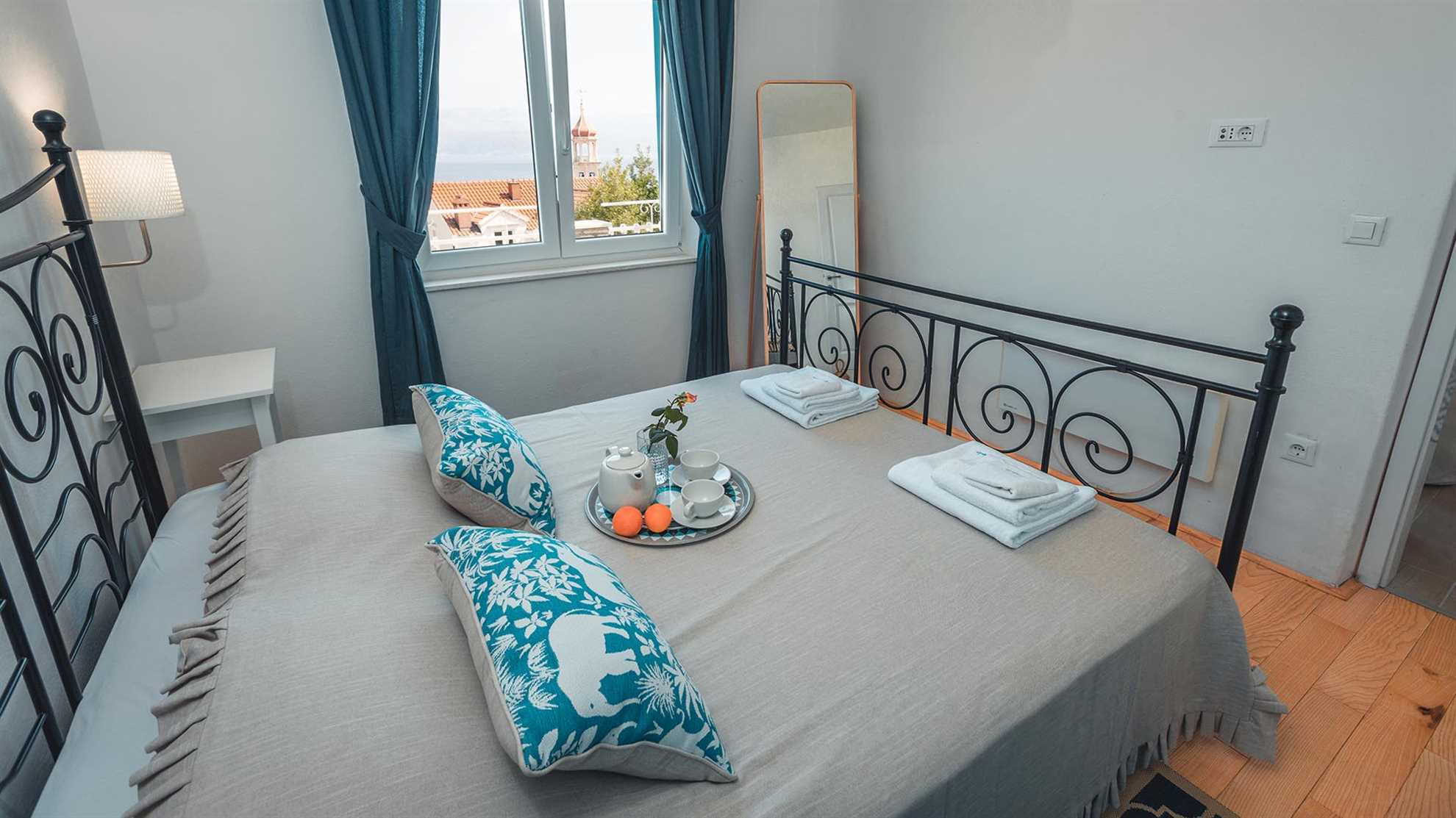 Charming villa with swimming pool in Sutivan