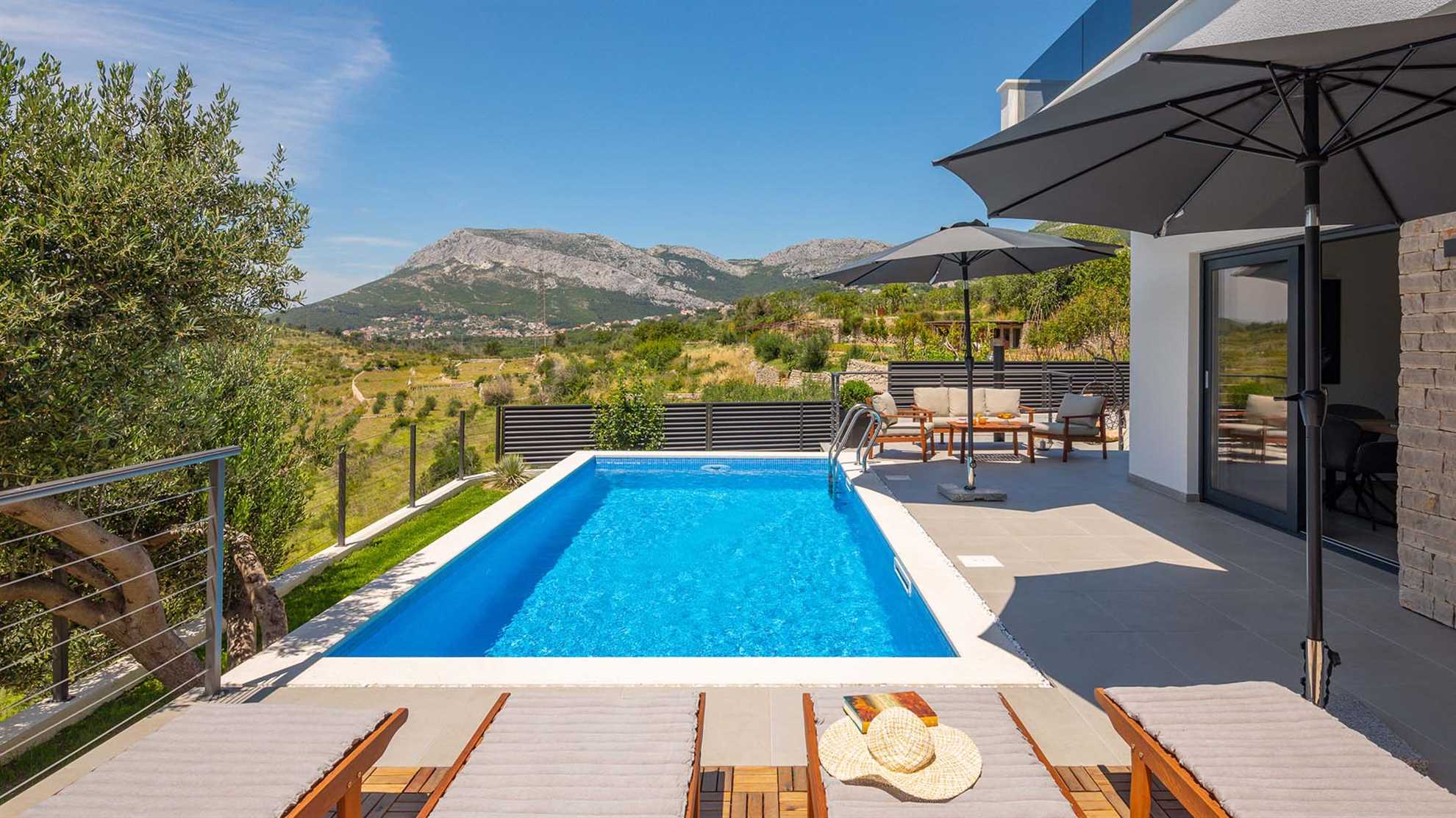Elegant poolside villa in peaceful area in Klis