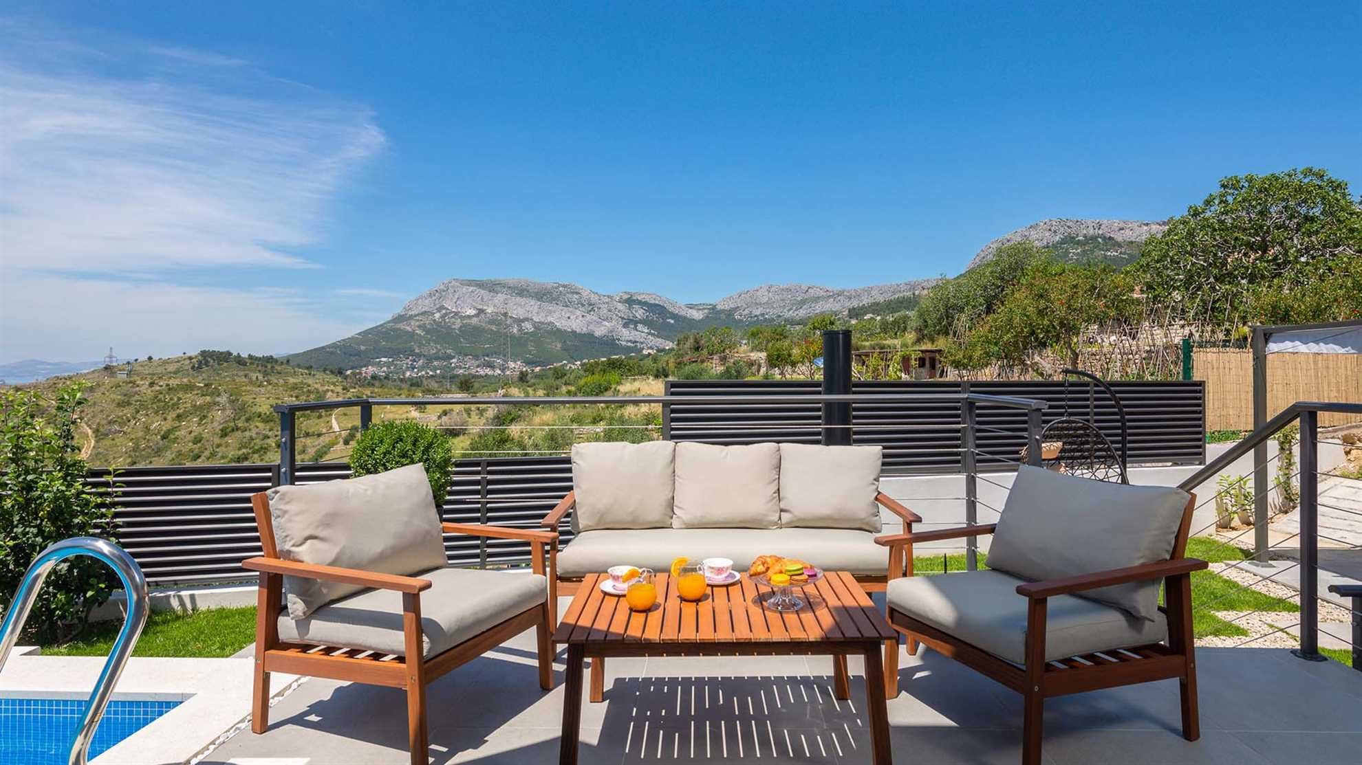 Elegant poolside villa in peaceful area in Klis