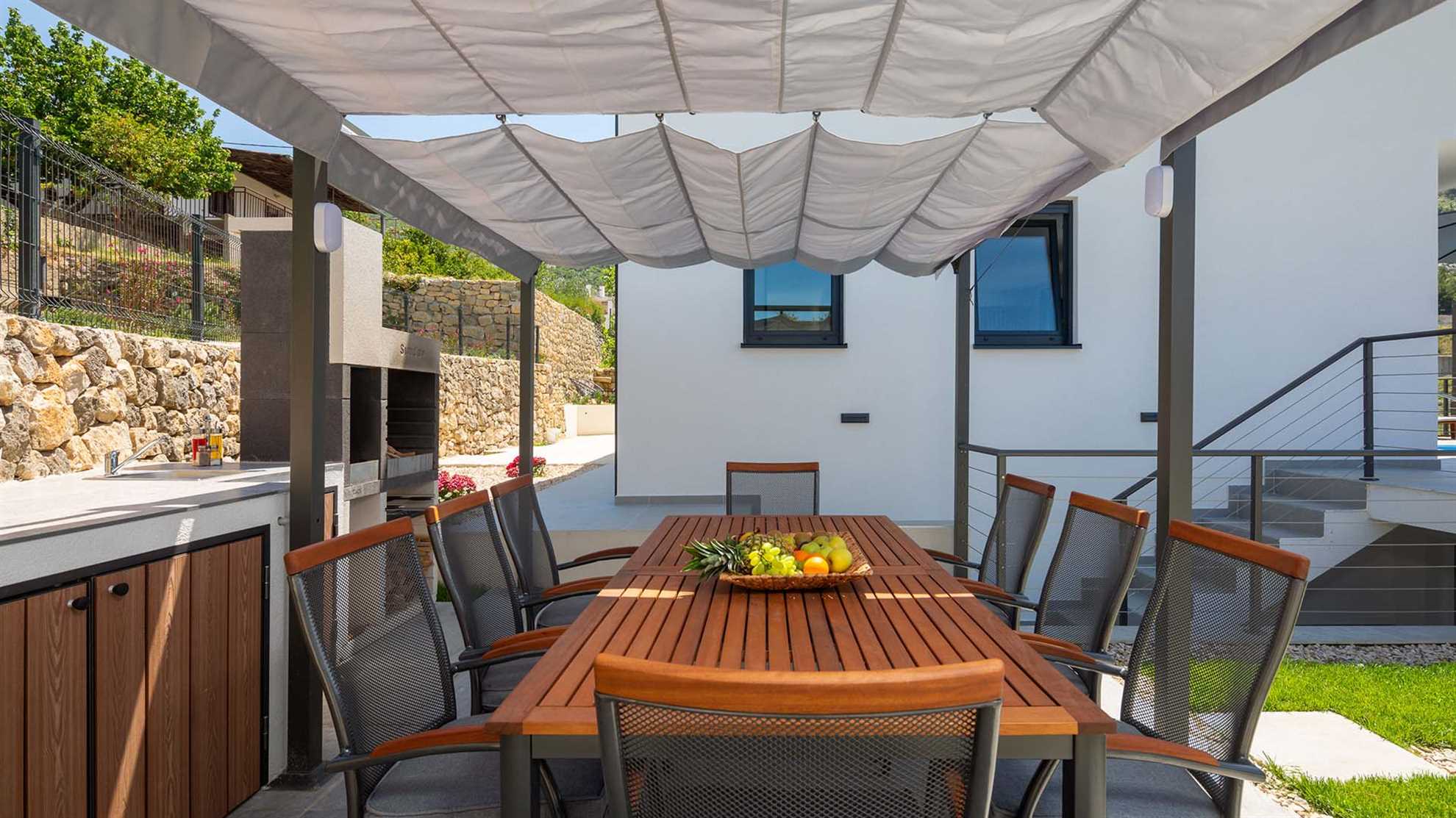 Elegant poolside villa in peaceful area in Klis