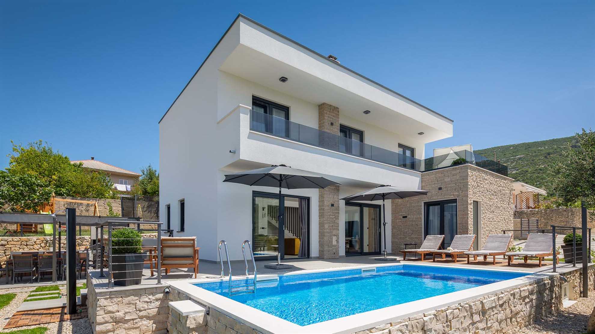 Elegant poolside villa in peaceful area in Klis