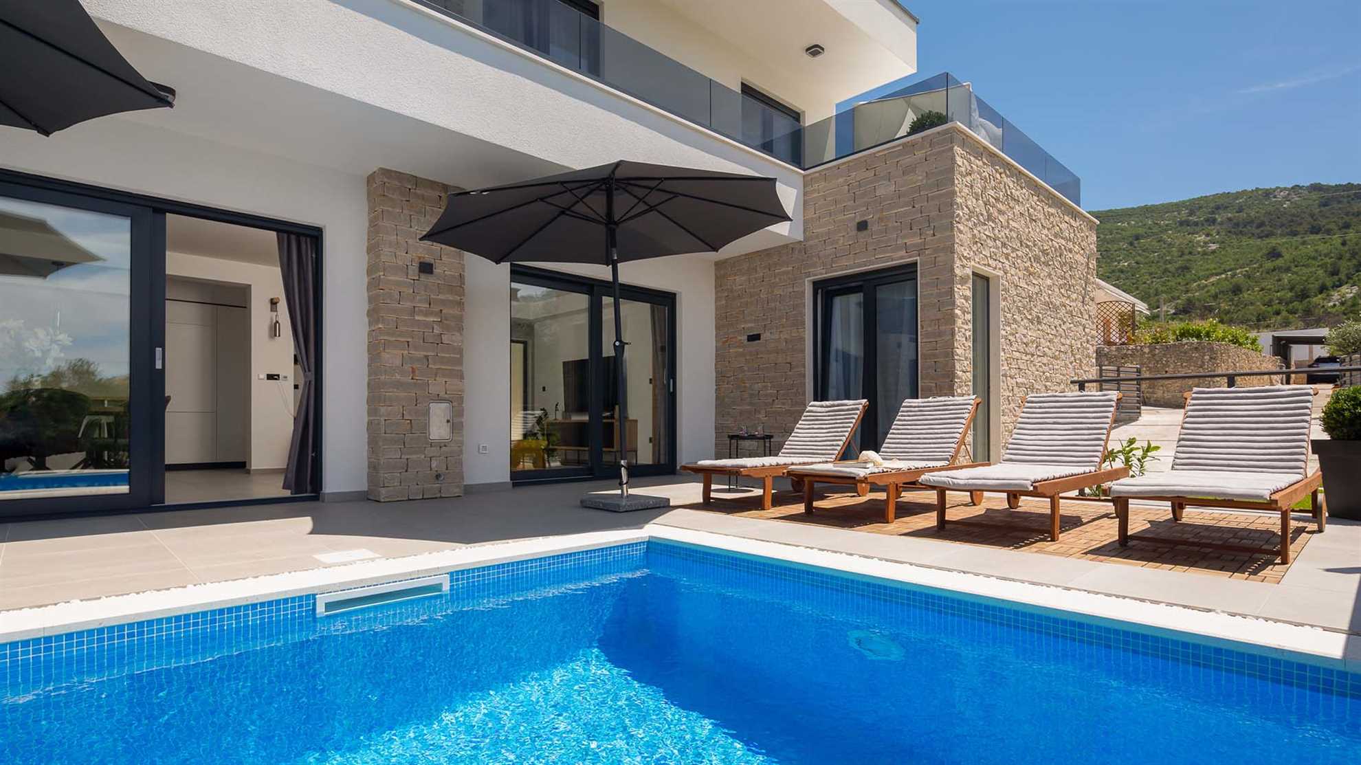 Elegant poolside villa in peaceful area in Klis