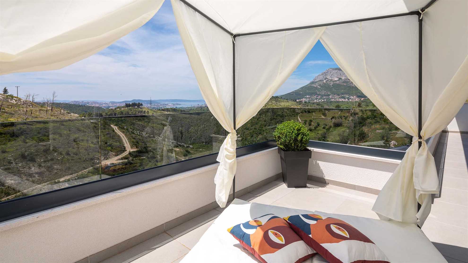 Elegant poolside villa in peaceful area in Klis