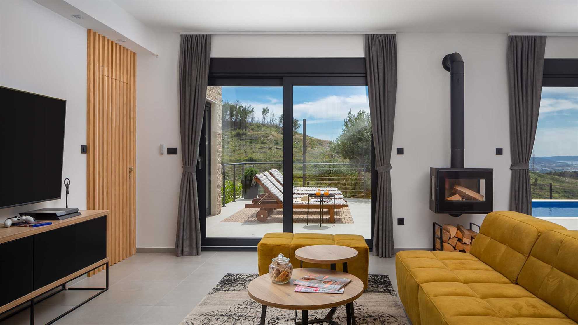 Elegant poolside villa in peaceful area in Klis