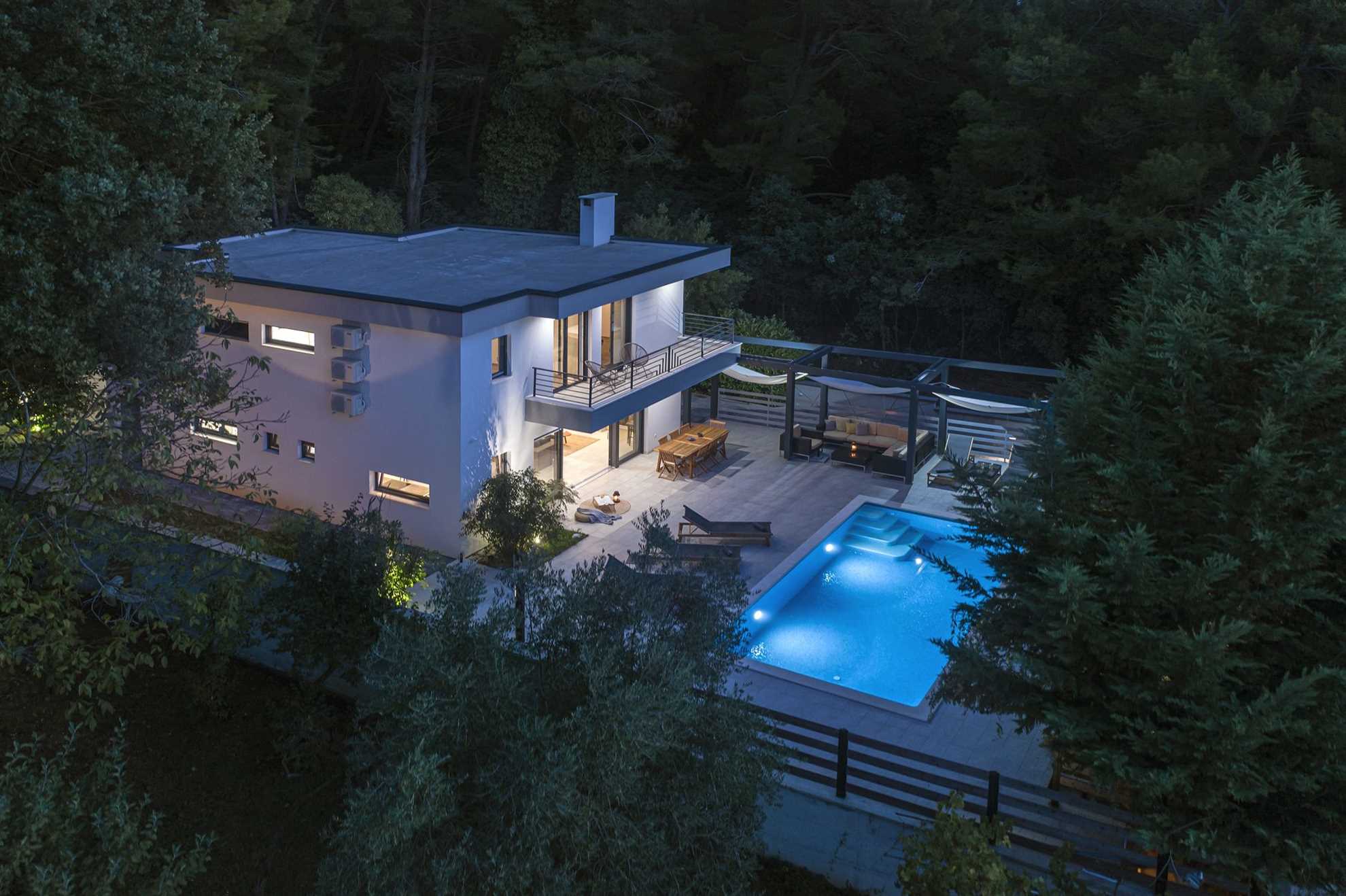 Elegant poolside villa in a pine forest in Banjole