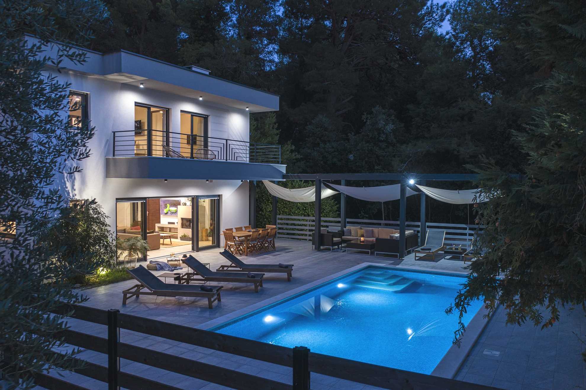 Elegant poolside villa in a pine forest in Banjole