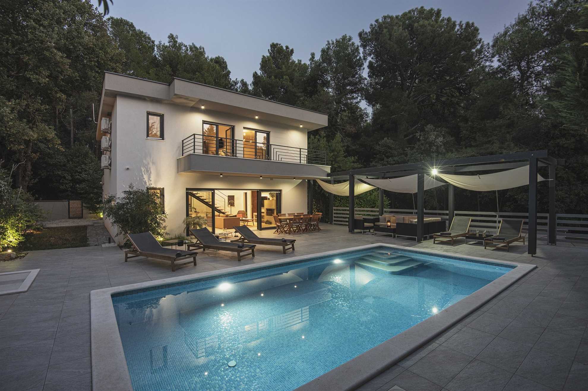 Elegant poolside villa in a pine forest in Banjole