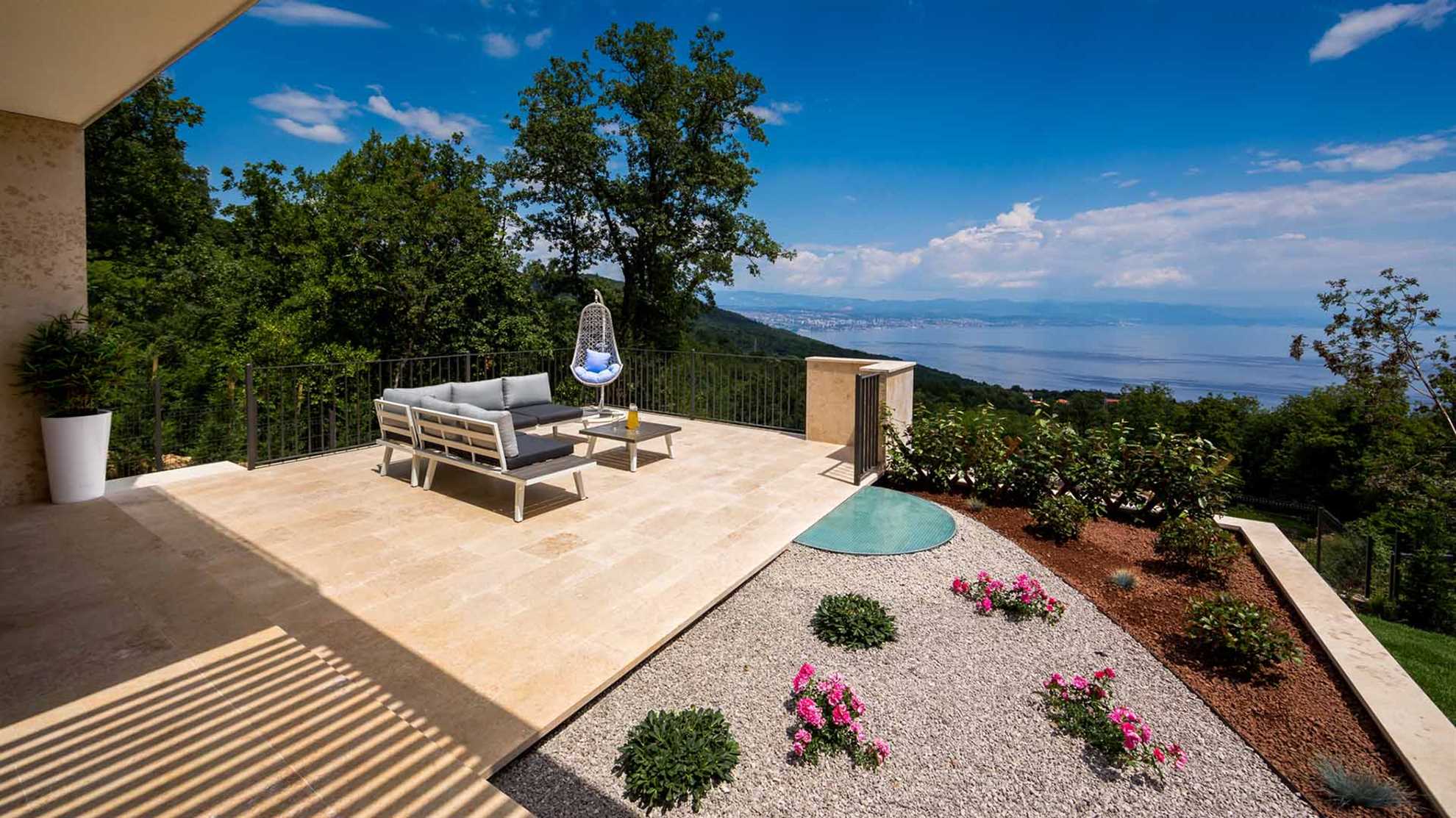 Spectacular luxury villa with infinity pool