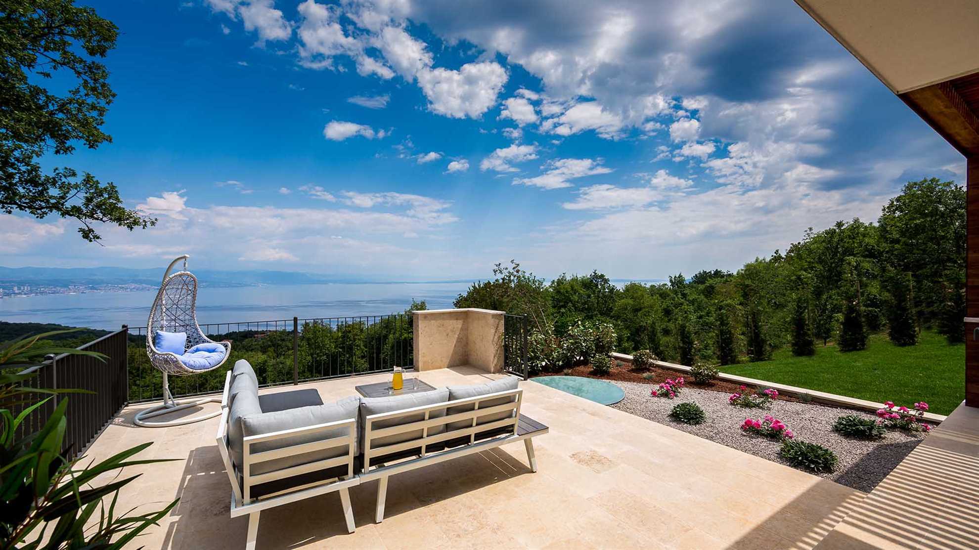 Spectacular luxury villa with infinity pool