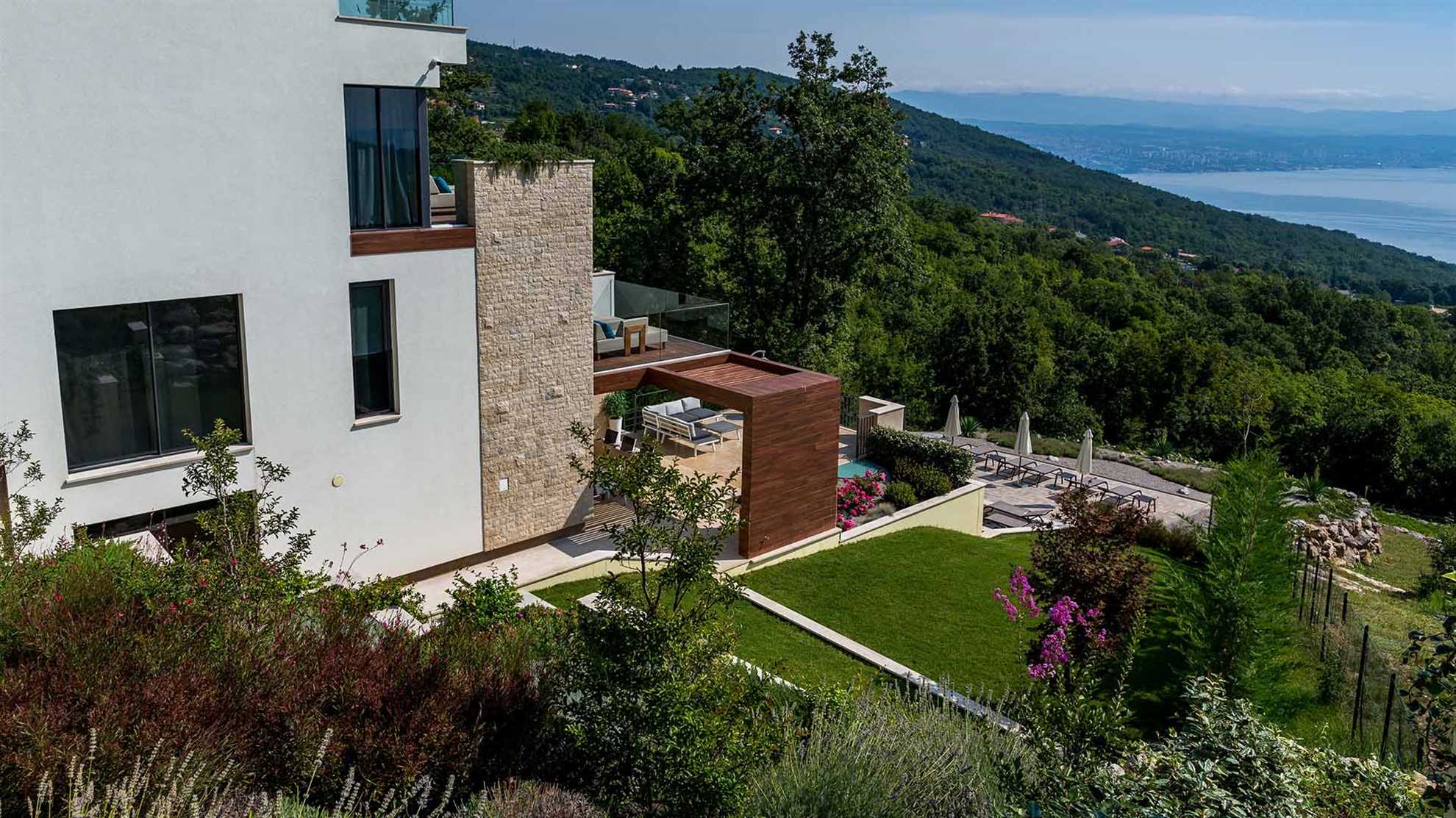 Spectacular luxury villa with infinity pool