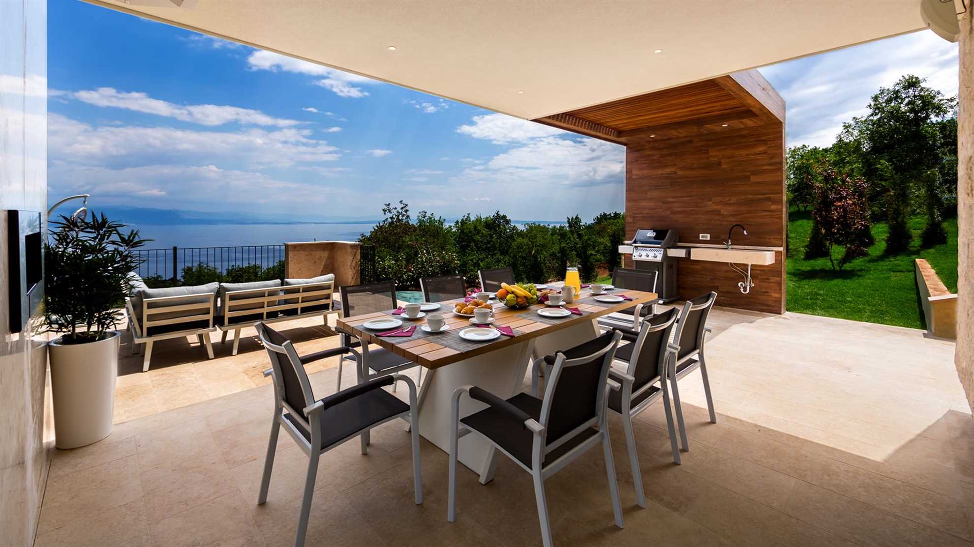 Spectacular luxury villa with infinity pool