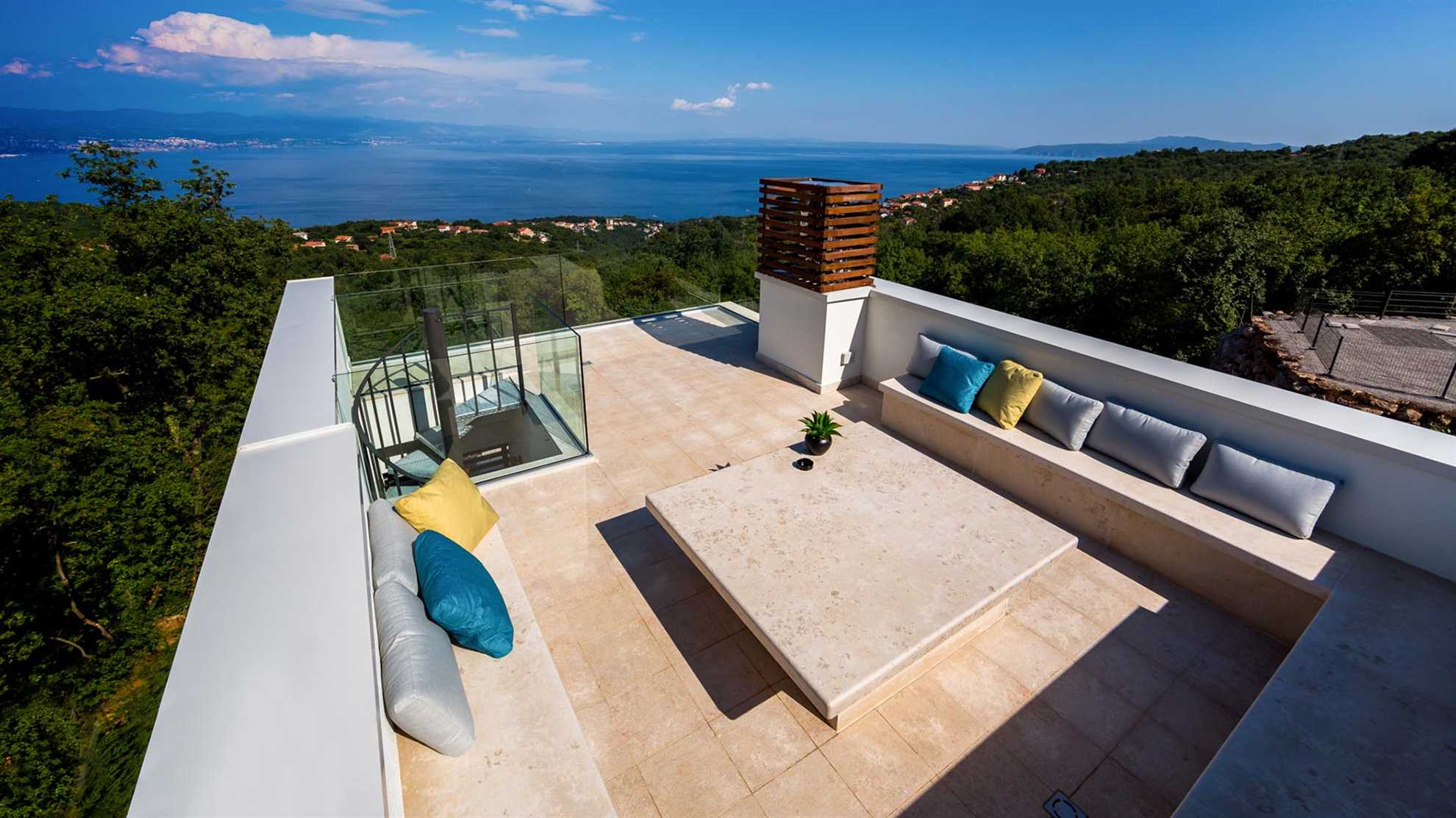 Spectacular luxury villa with infinity pool