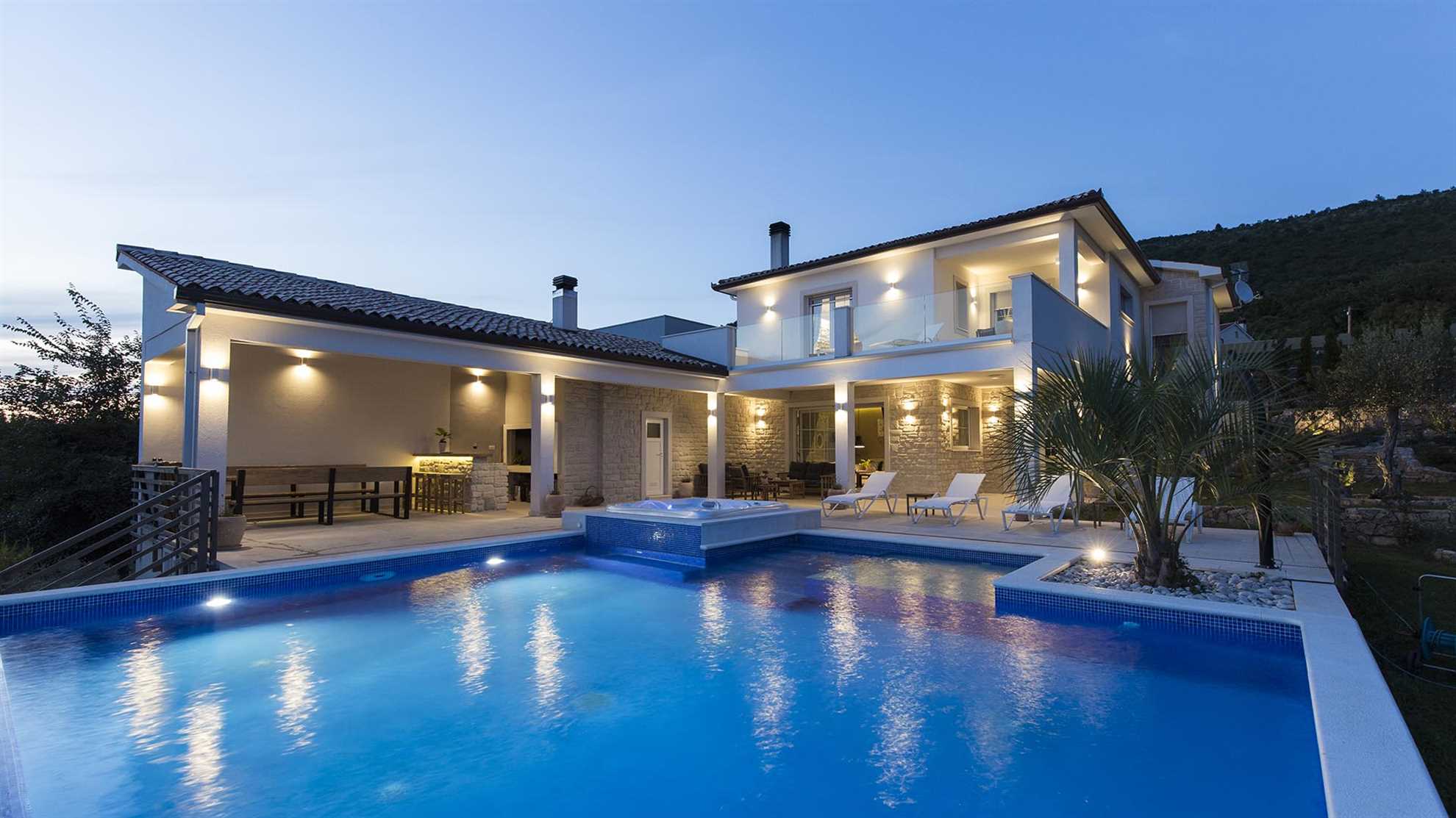 Luxurious villa with infinity pool