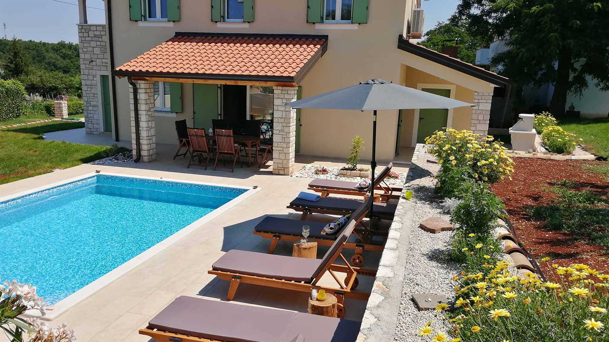 Traditional Istrian villa with a pool near Umag