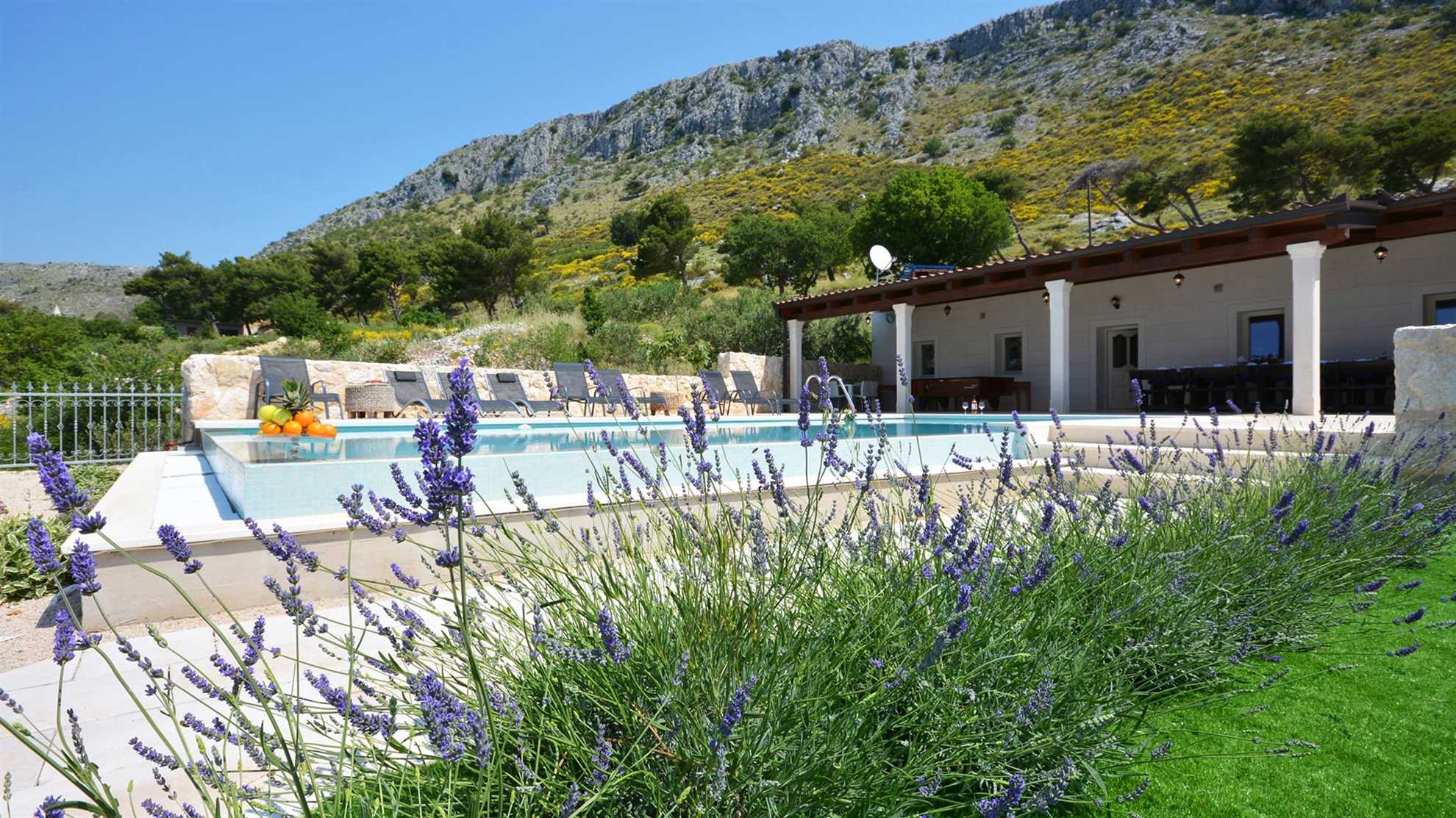 Villa for large groups in Podstrana near Split