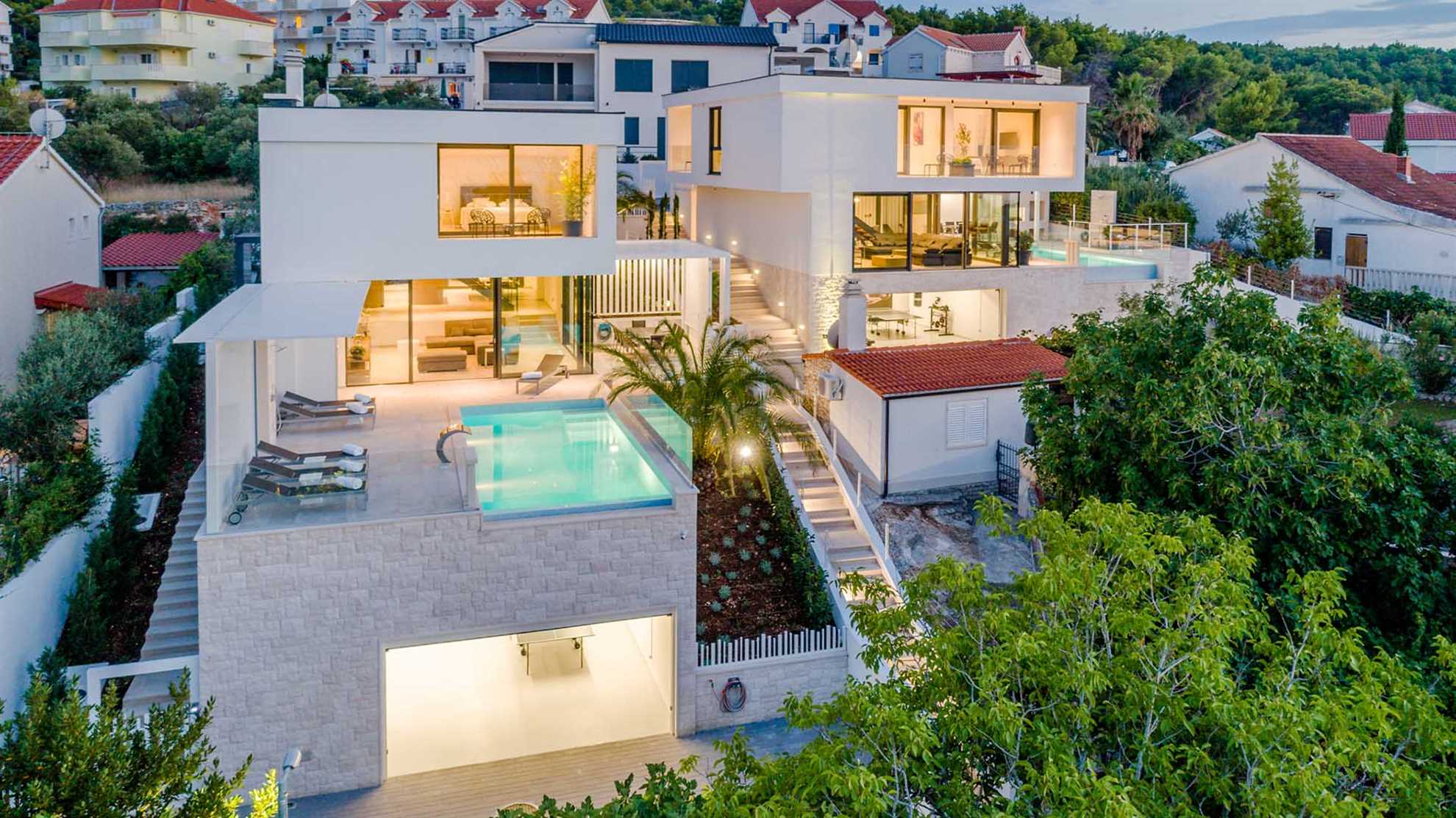 Luxury beachfront villa with pool in Sutivan
