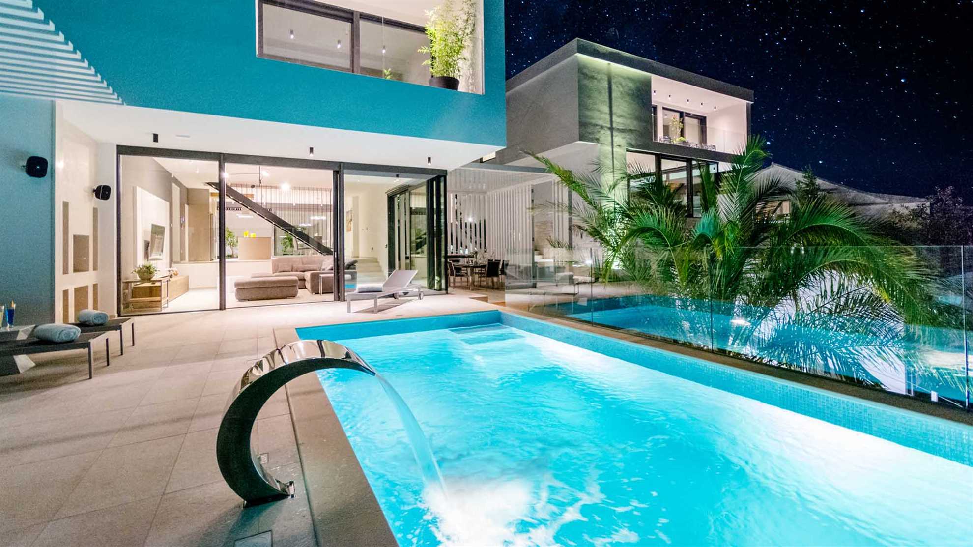 Luxury beachfront villa with pool in Sutivan