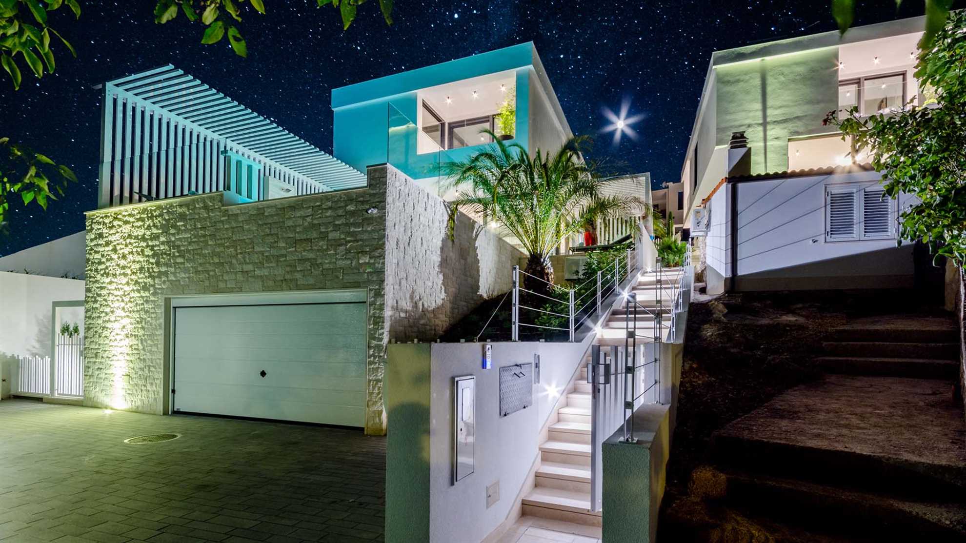 Luxury beachfront villa with pool in Sutivan