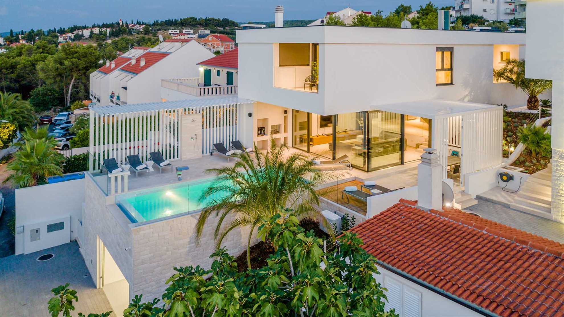 Luxury beachfront villa with pool in Sutivan