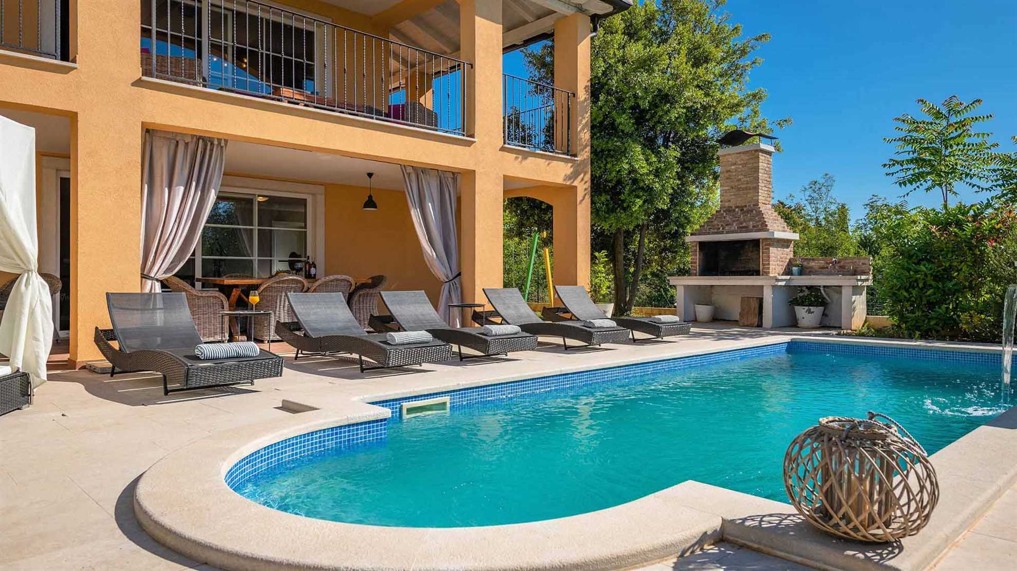 Modern villa with swimming pool in Rakalj