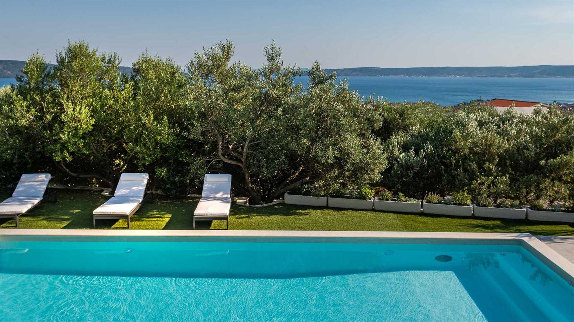 Luxurious villa with a pool in Kaštela