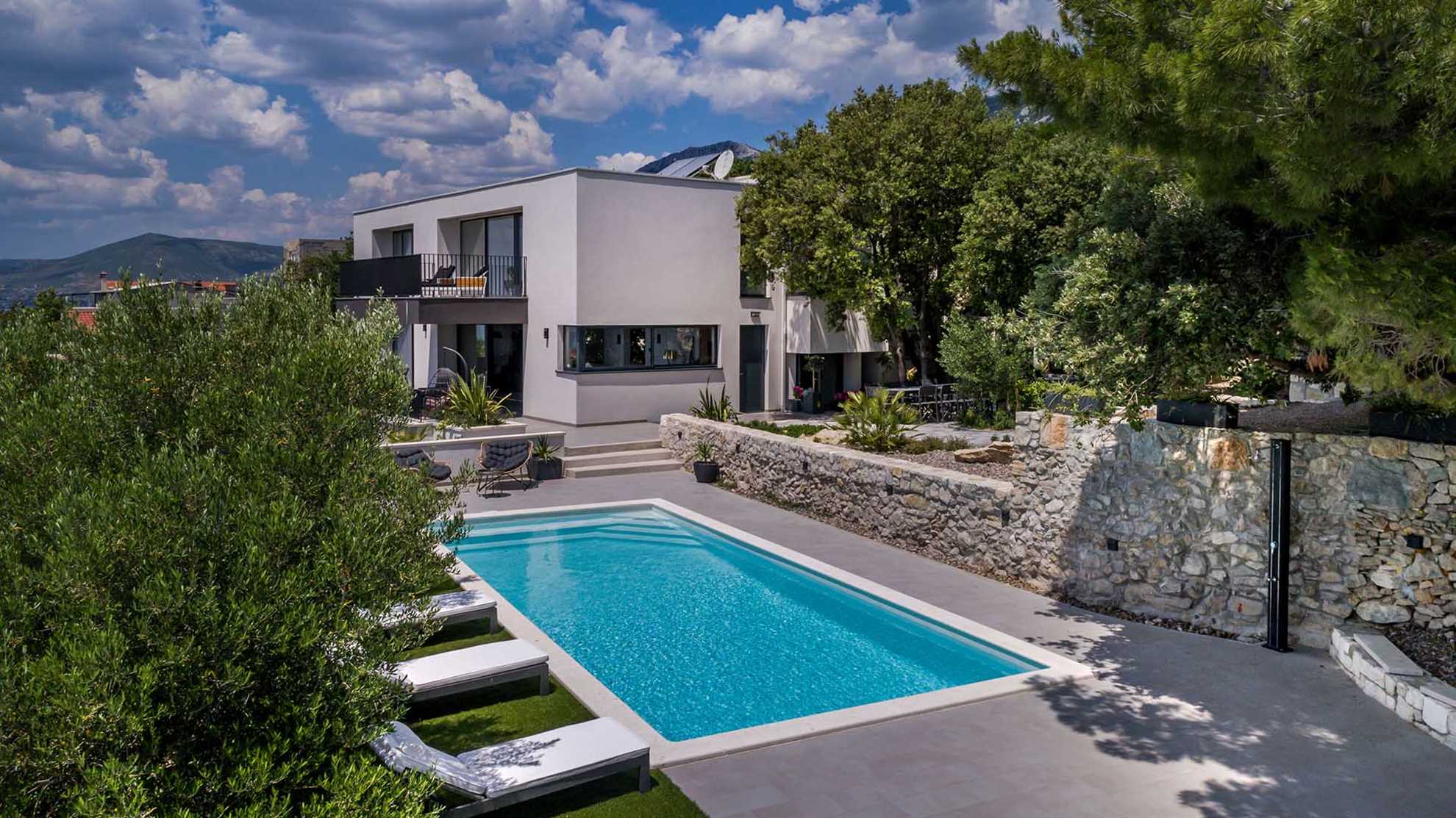 Luxurious villa with a pool in Kaštela