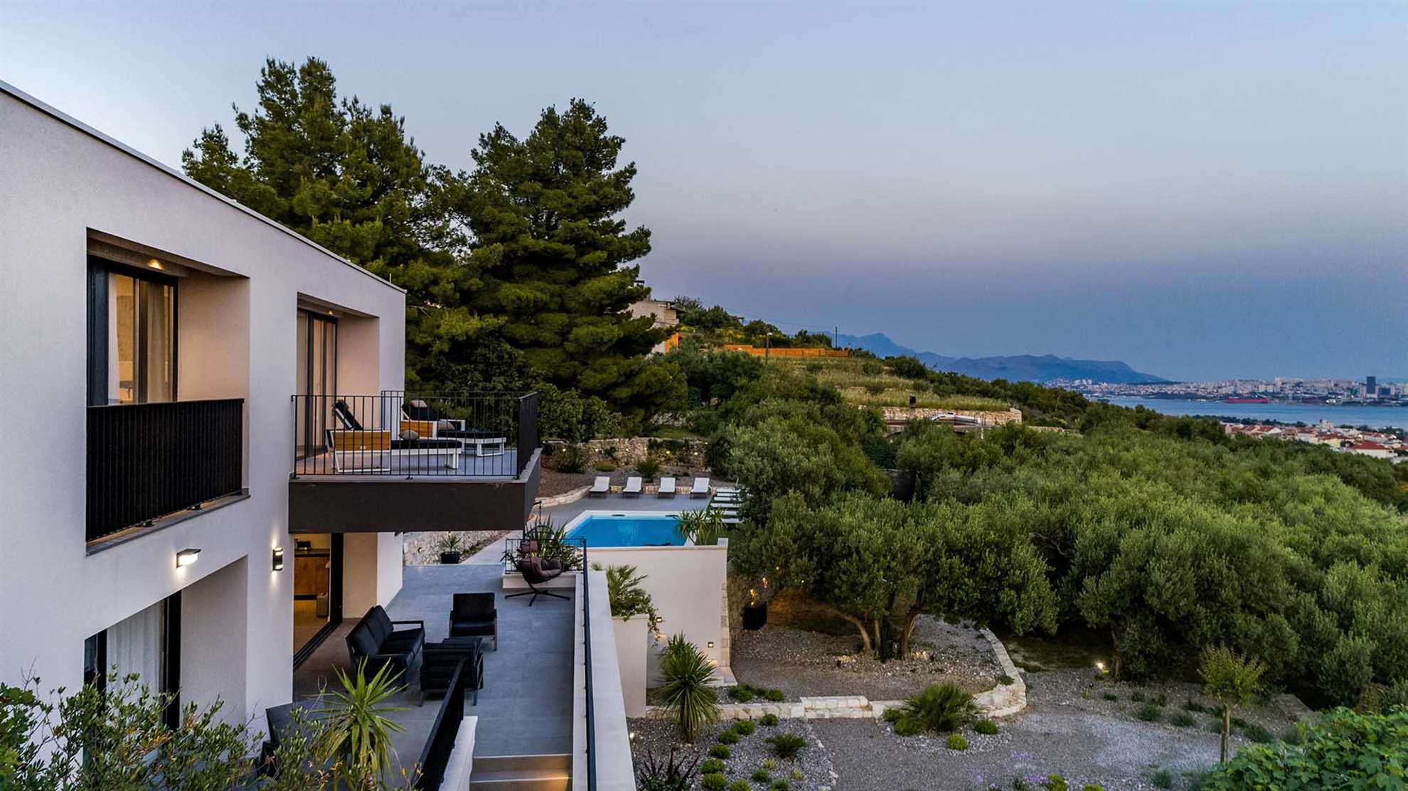 Luxurious villa with a pool in Kaštela