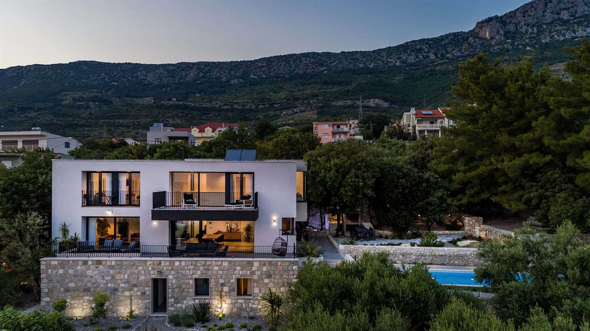 Luxurious villa with a pool in Kaštela