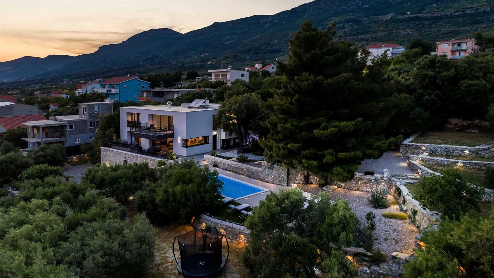 Luxurious villa with a pool in Kaštela