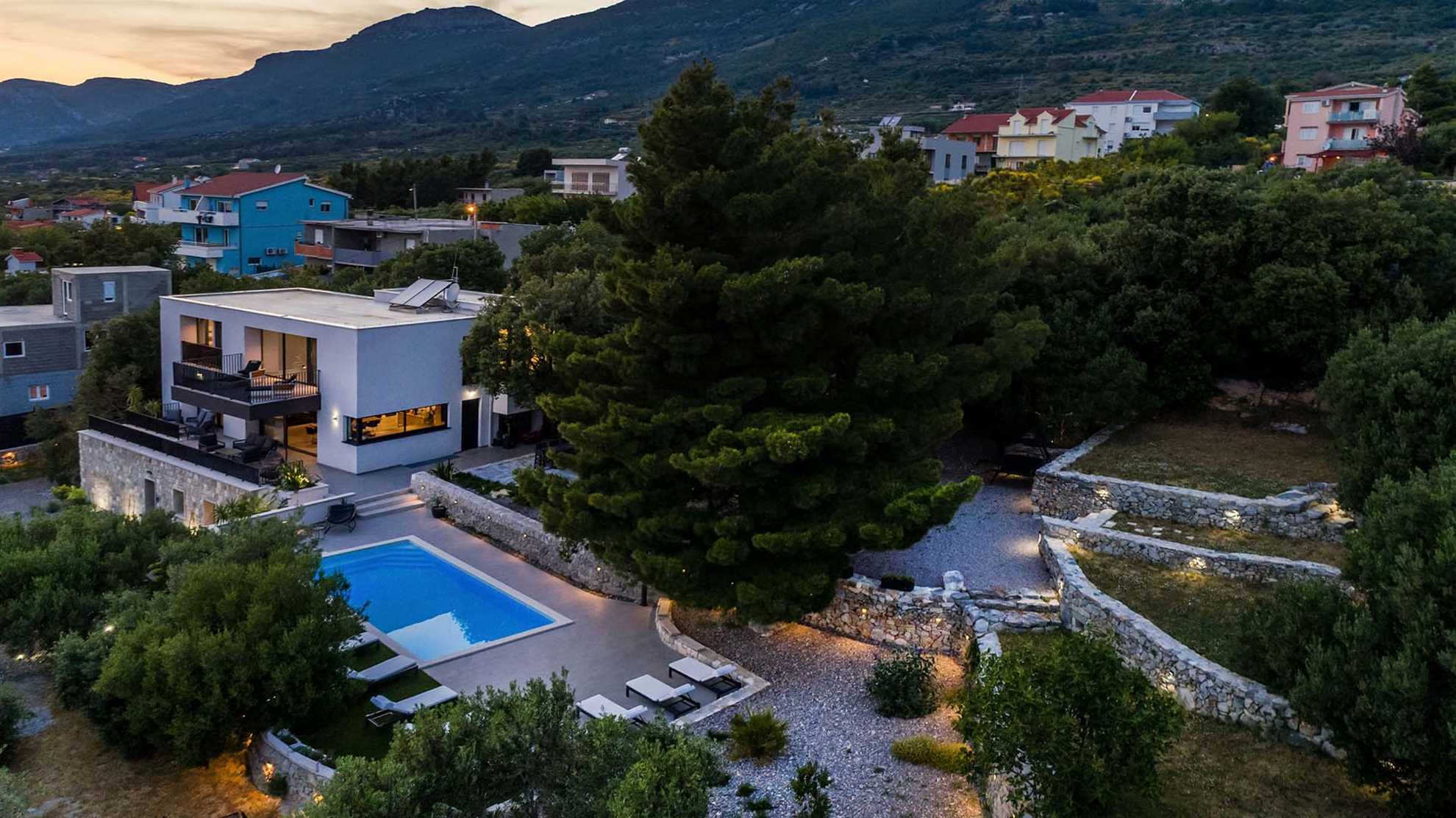Luxurious villa with a pool in Kaštela