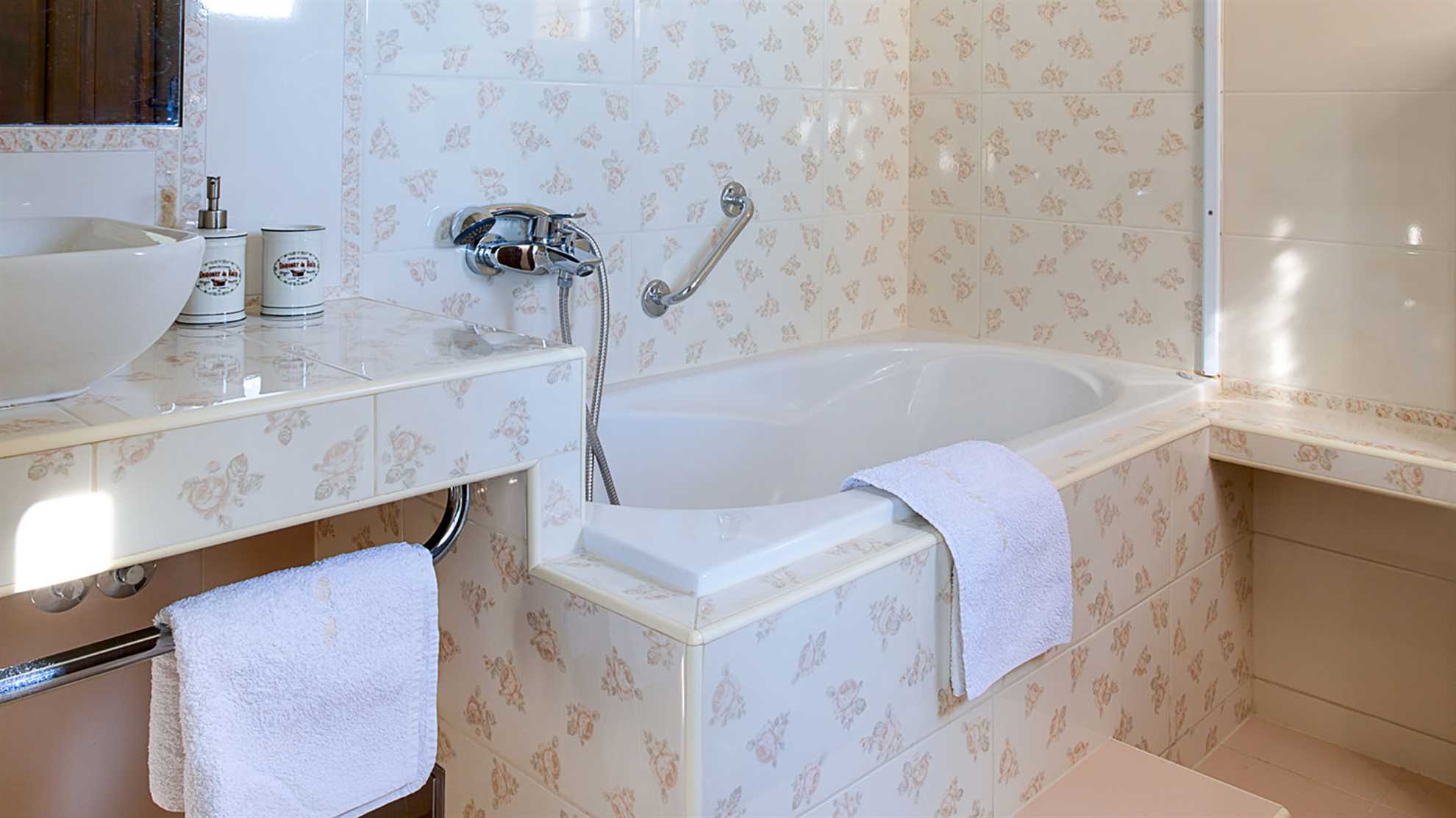 Charming villa with sauna and jacuzzi in Makarska