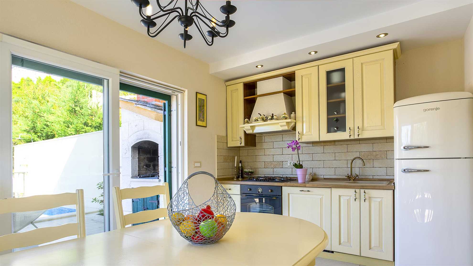Charming villa with sauna and jacuzzi in Makarska