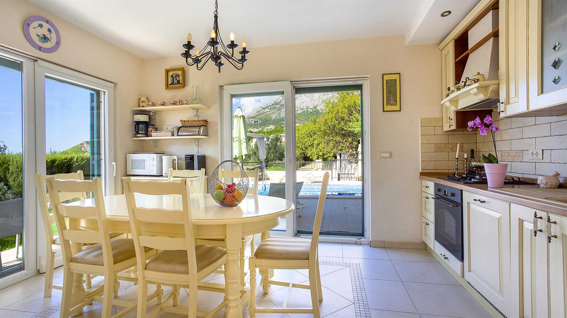 Charming villa with sauna and jacuzzi in Makarska