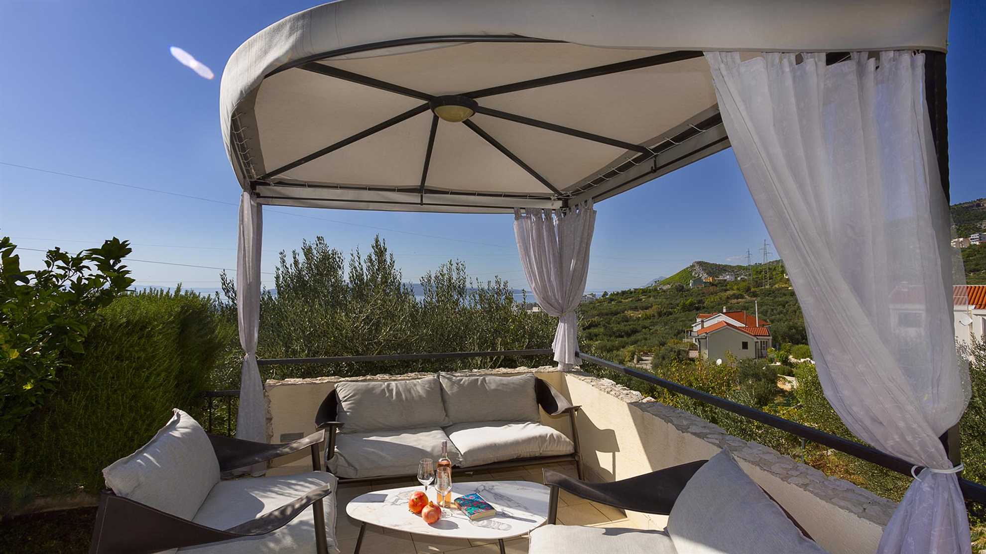 Charming villa with sauna and jacuzzi in Makarska
