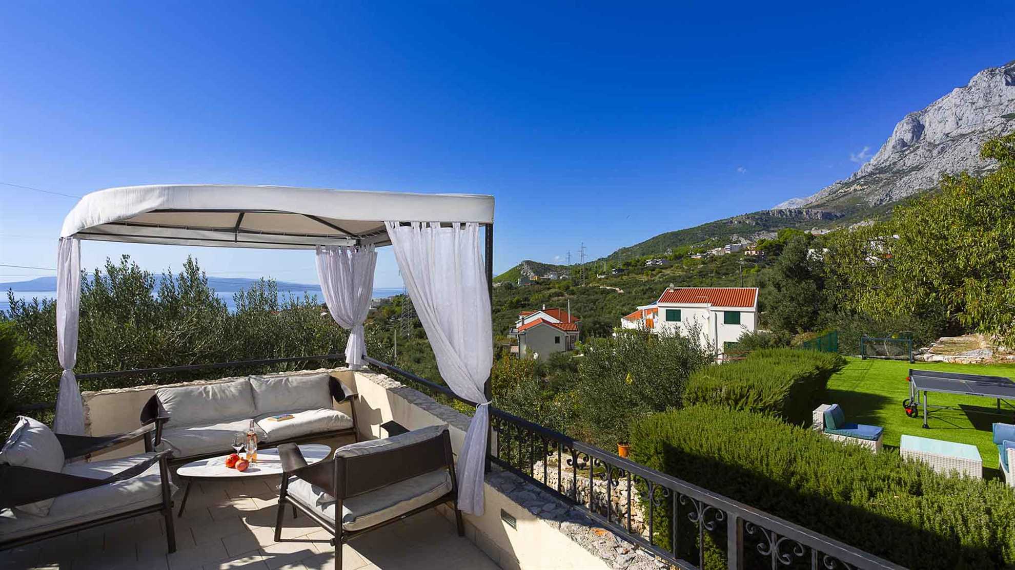 Charming villa with sauna and jacuzzi in Makarska