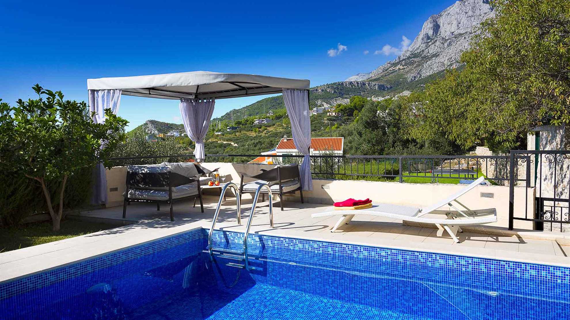 Charming villa with sauna and jacuzzi in Makarska