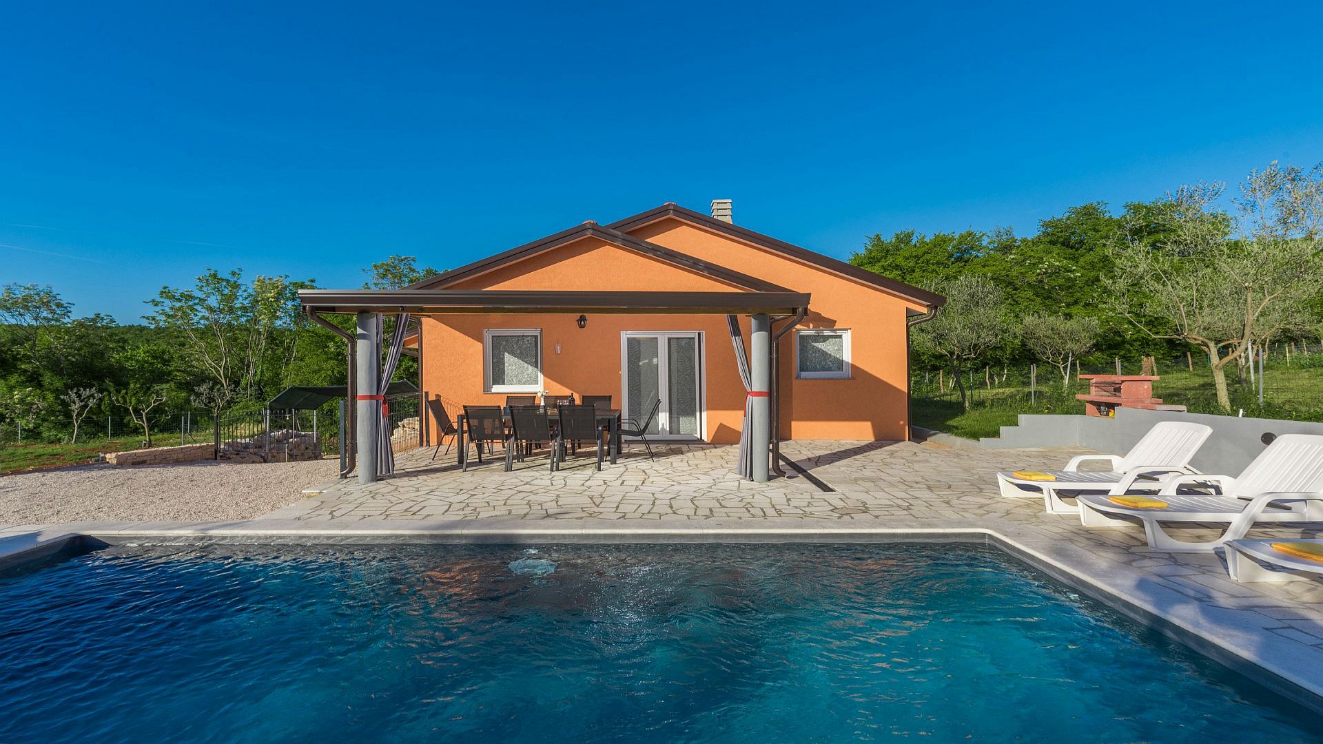 Family villa with pool in a peaceful area