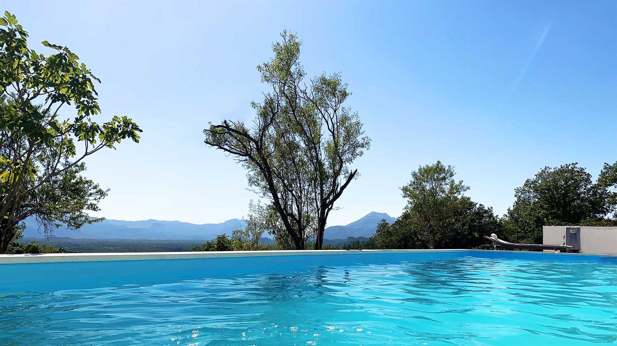 Modern and luxurious villa with swimming pool in Katuni