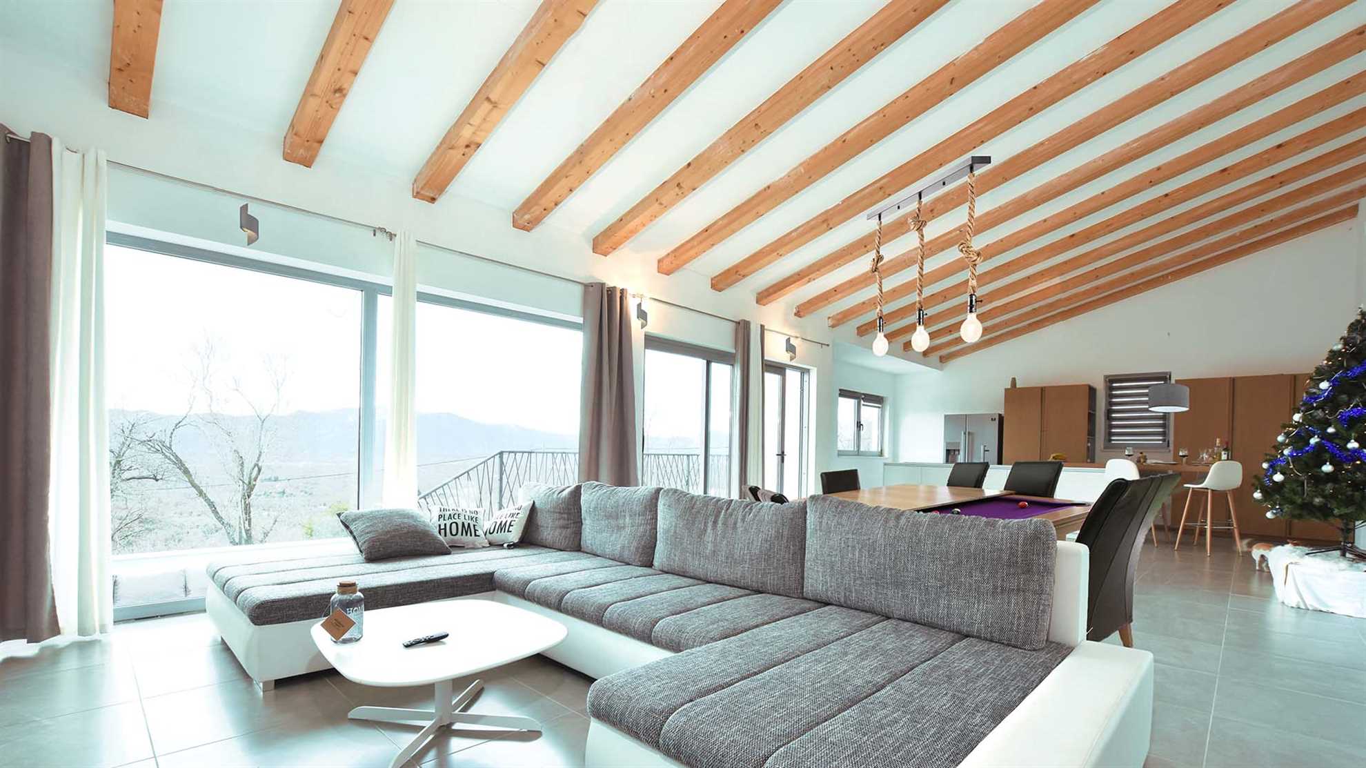 Modern and luxurious villa with swimming pool in Katuni