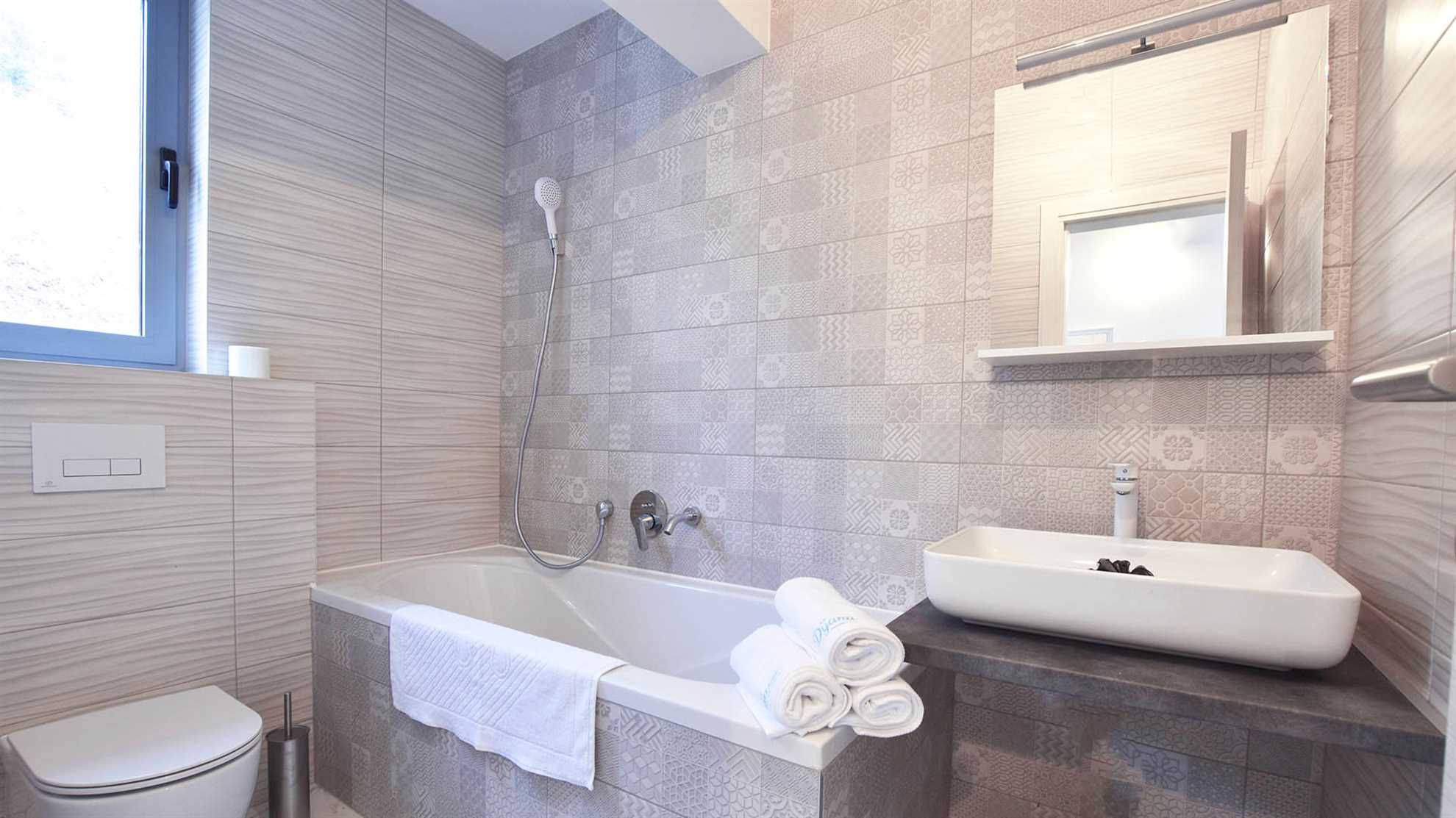 Modern and luxurious villa with swimming pool in Katuni