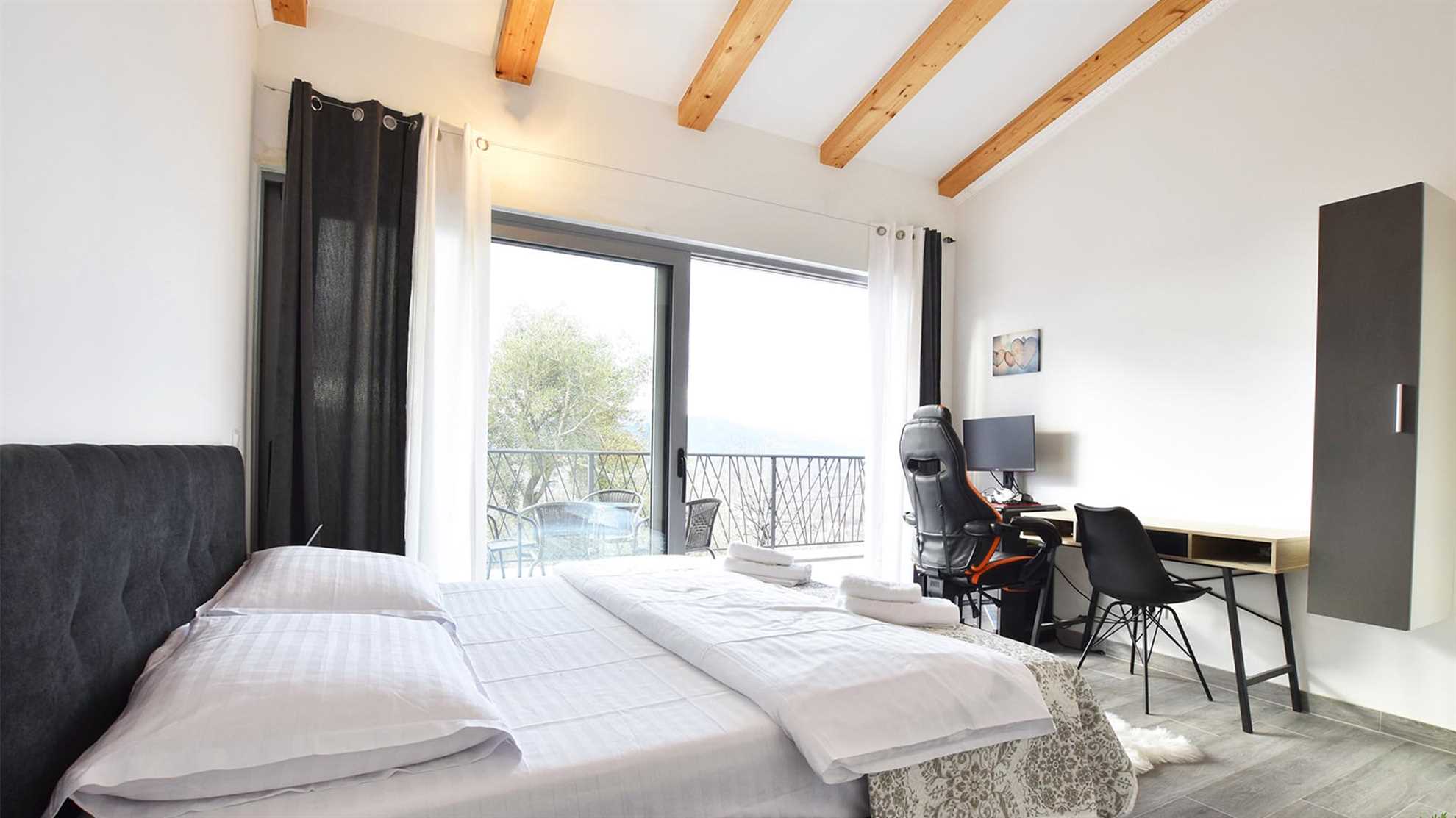 Modern and luxurious villa with swimming pool in Katuni