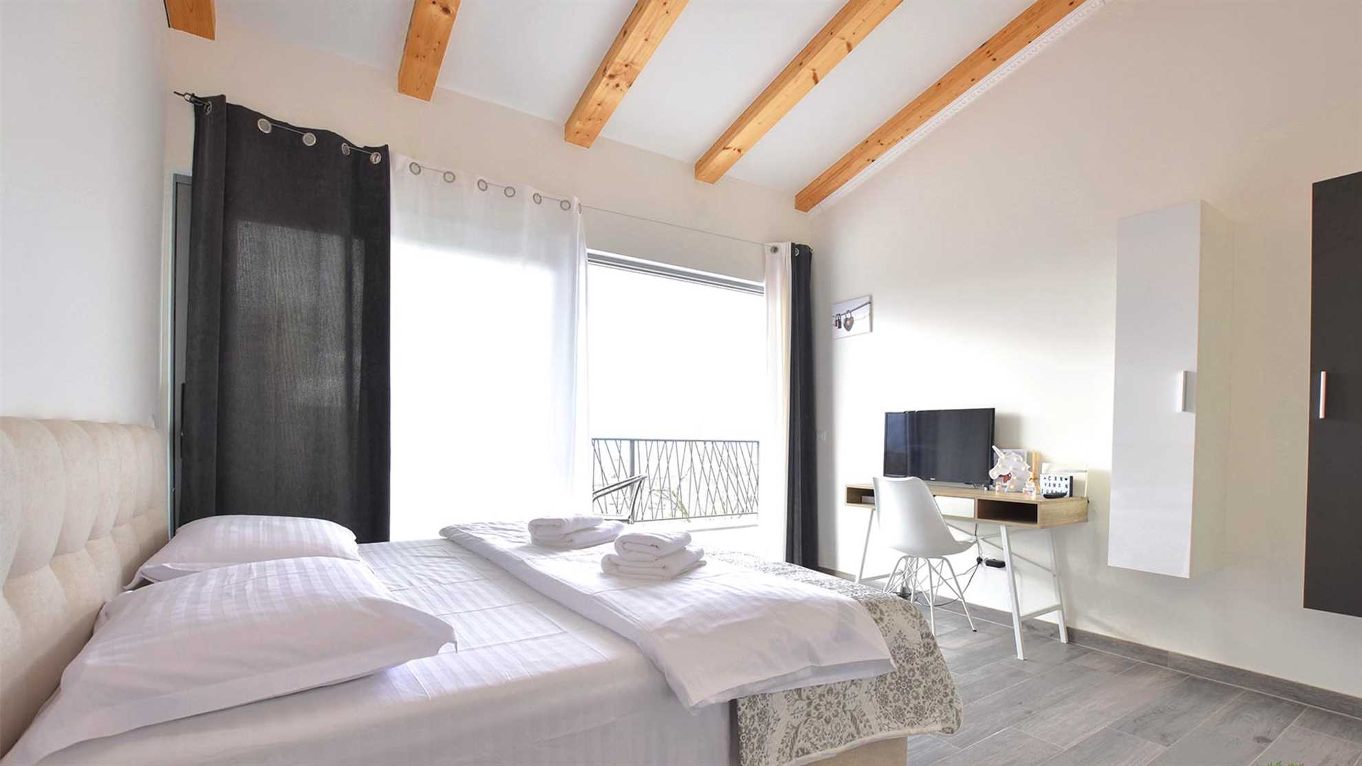 Modern and luxurious villa with swimming pool in Katuni