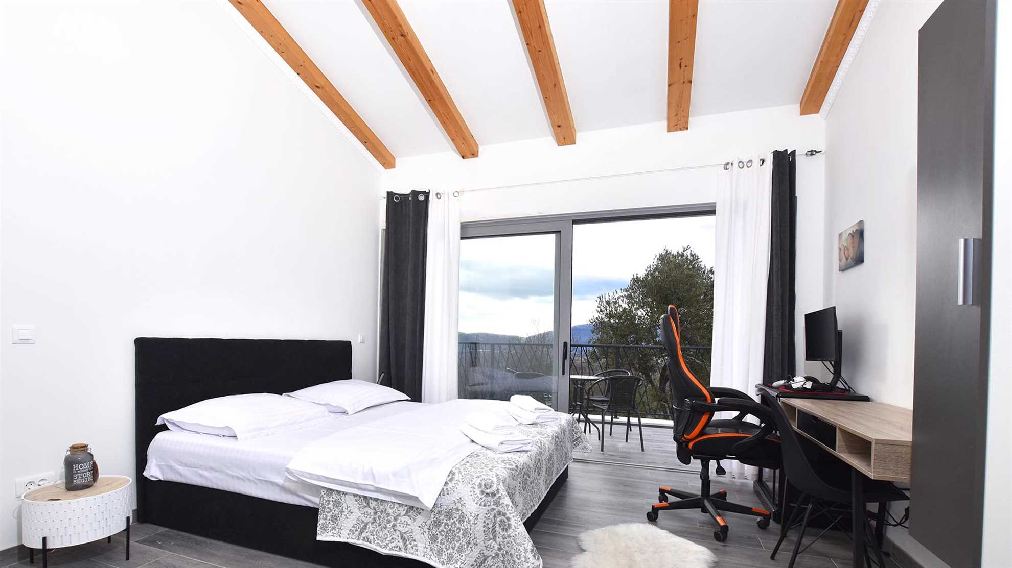 Modern and luxurious villa with swimming pool in Katuni