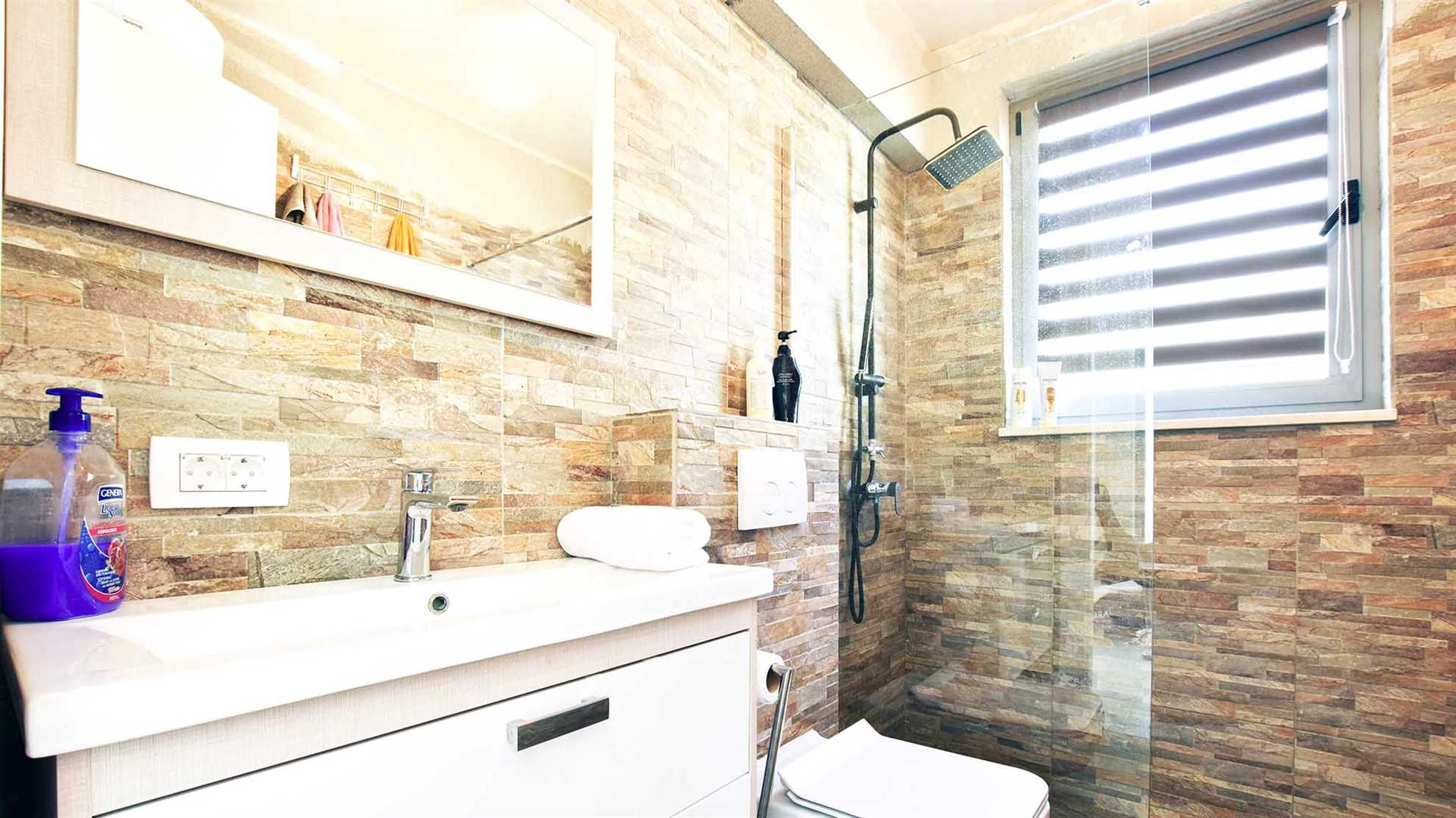 Modern and luxurious villa with swimming pool in Katuni
