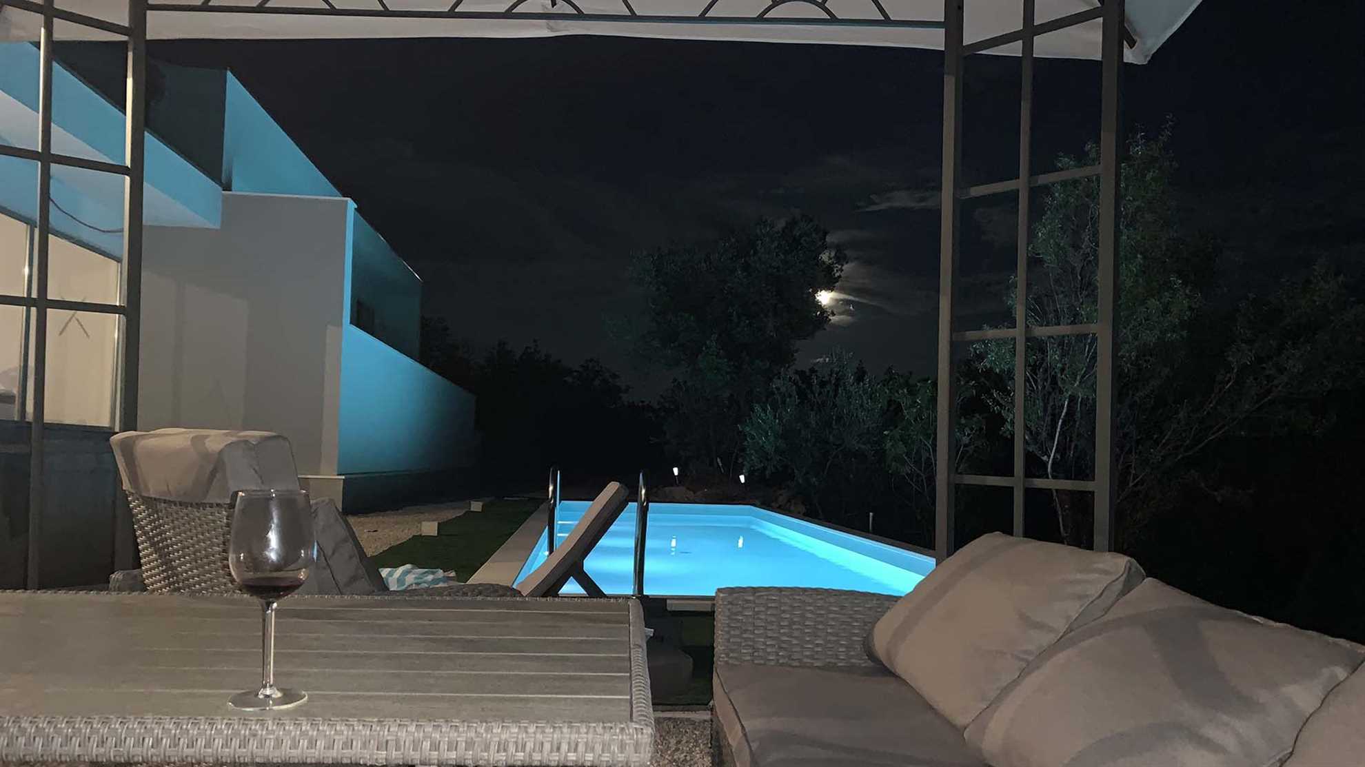 Modern and luxurious villa with swimming pool in Katuni