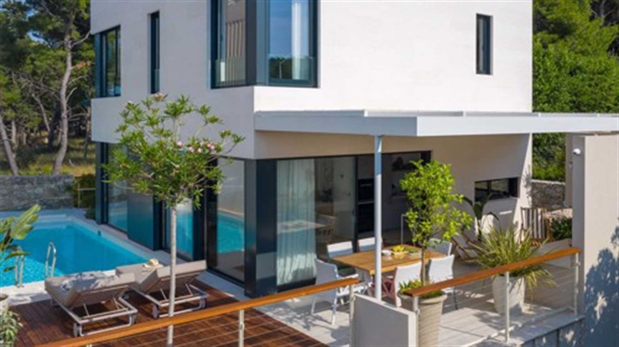 Beautiful and modern beachfront complex in Sutivan