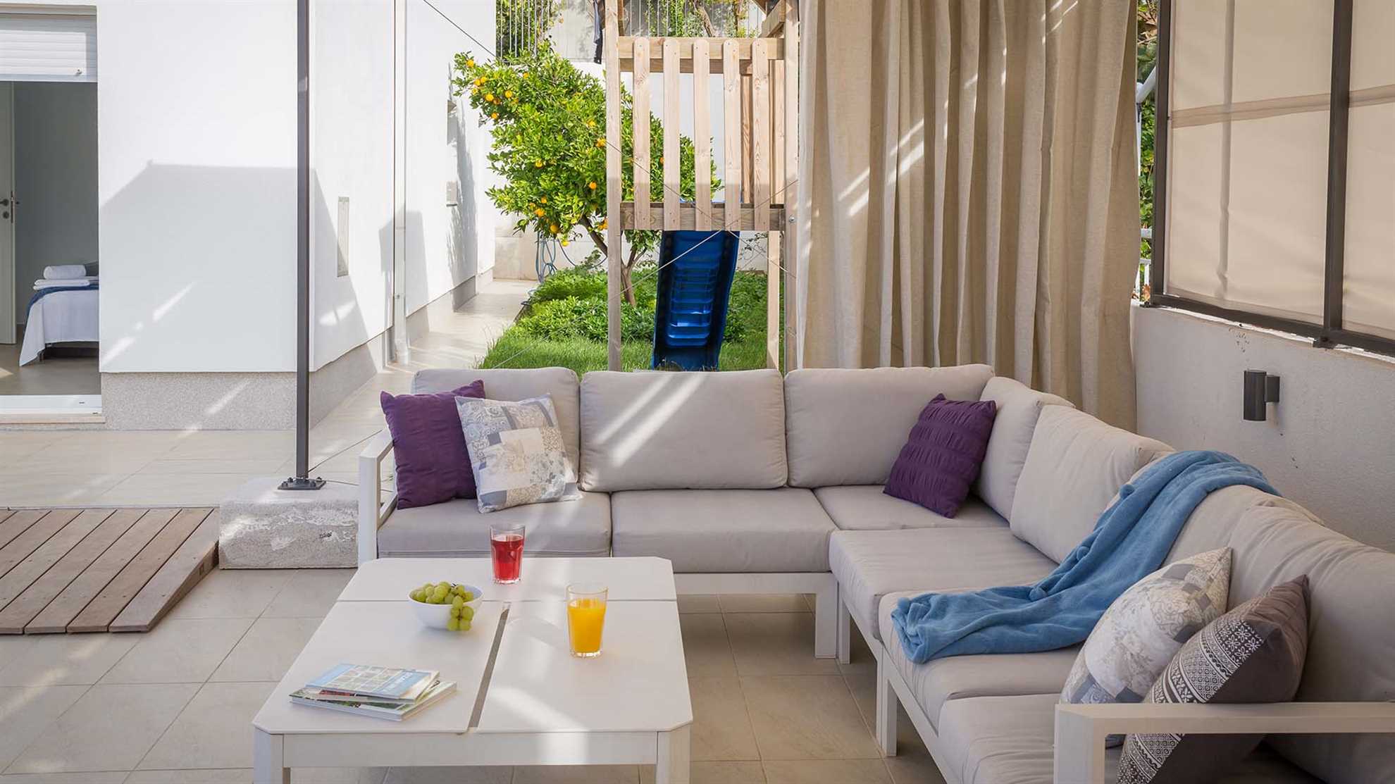 Modern luxurious poolside villa in Podstrana