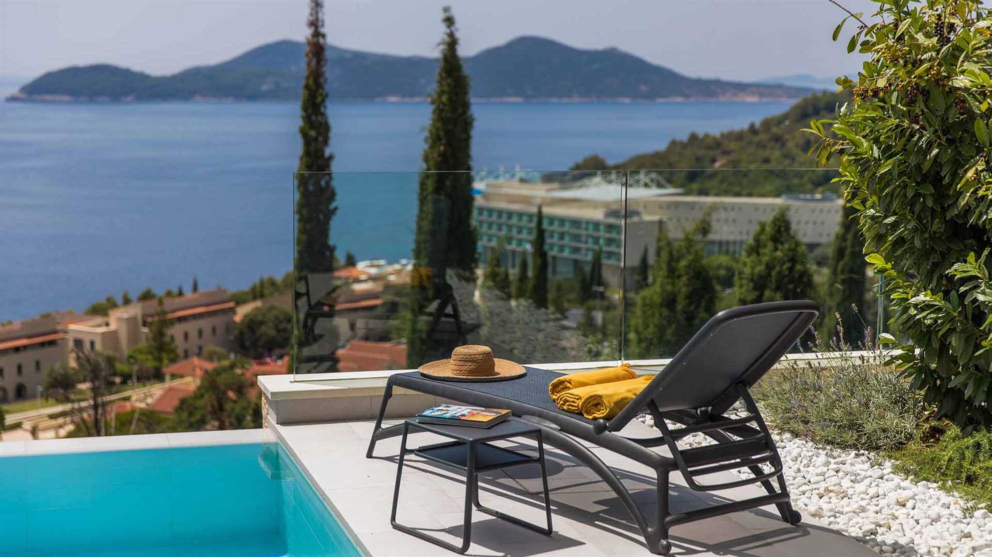 Amazing poolside villa with stunning view